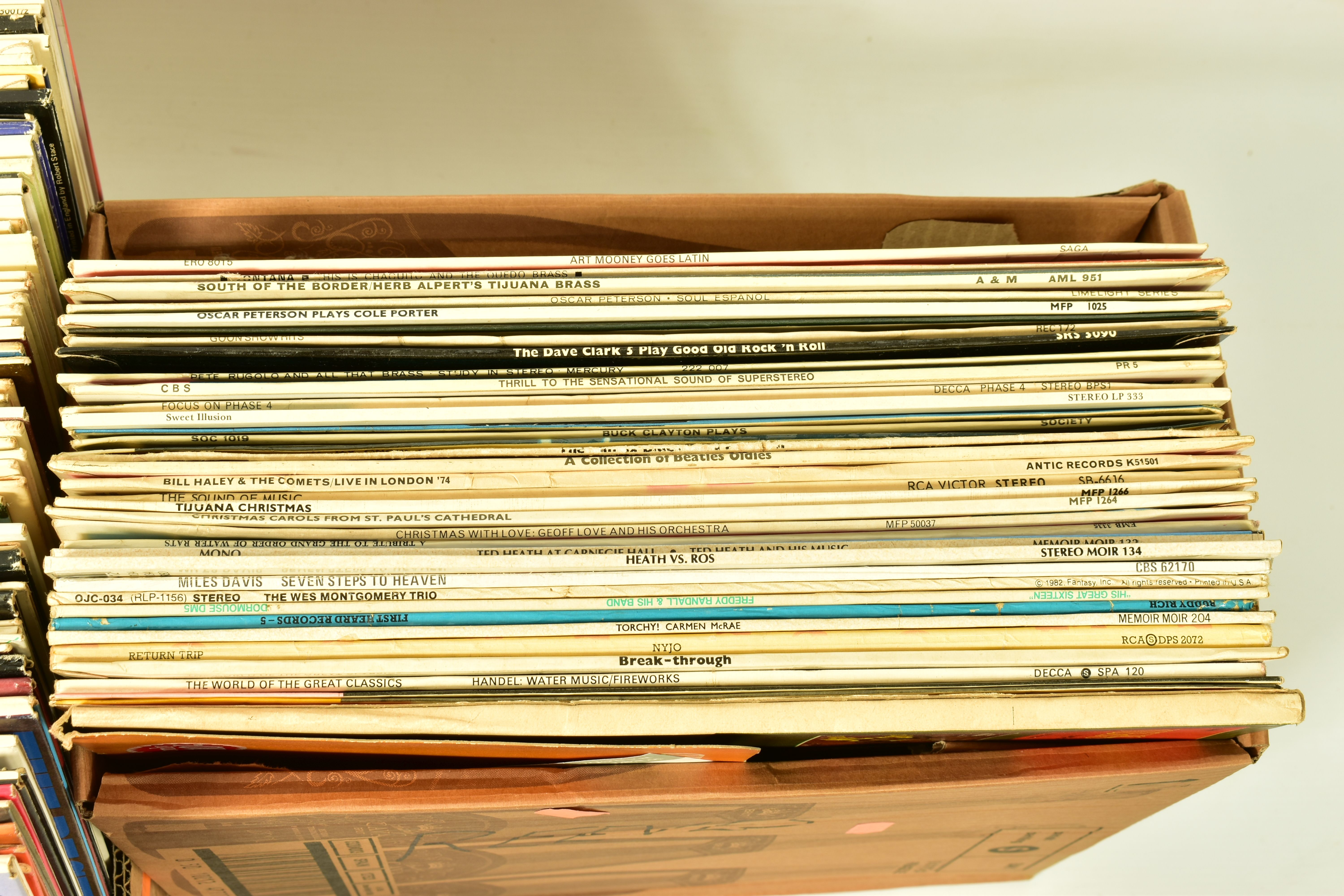 TWO TRAYS CONTAINING OVER ONE HUNDRED LPS OF JAZZ MUSIC artists include Benny Goodman, Charlie - Bild 3 aus 5