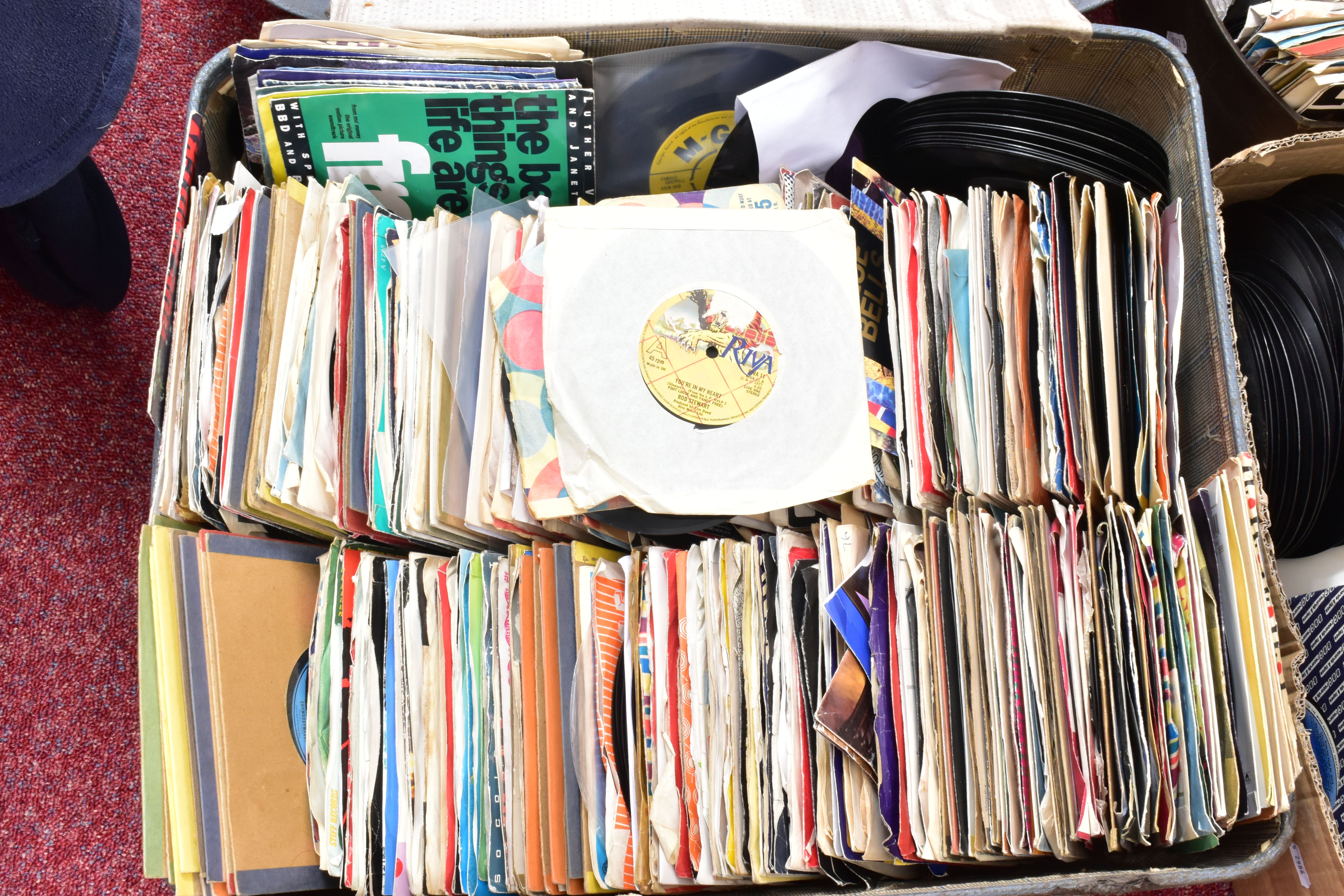 TWO SUITCASES AND A TRAY CONTAINING OVER SEVEN HUNDRED SINGLES artists include Louis Armstrong, - Bild 8 aus 10