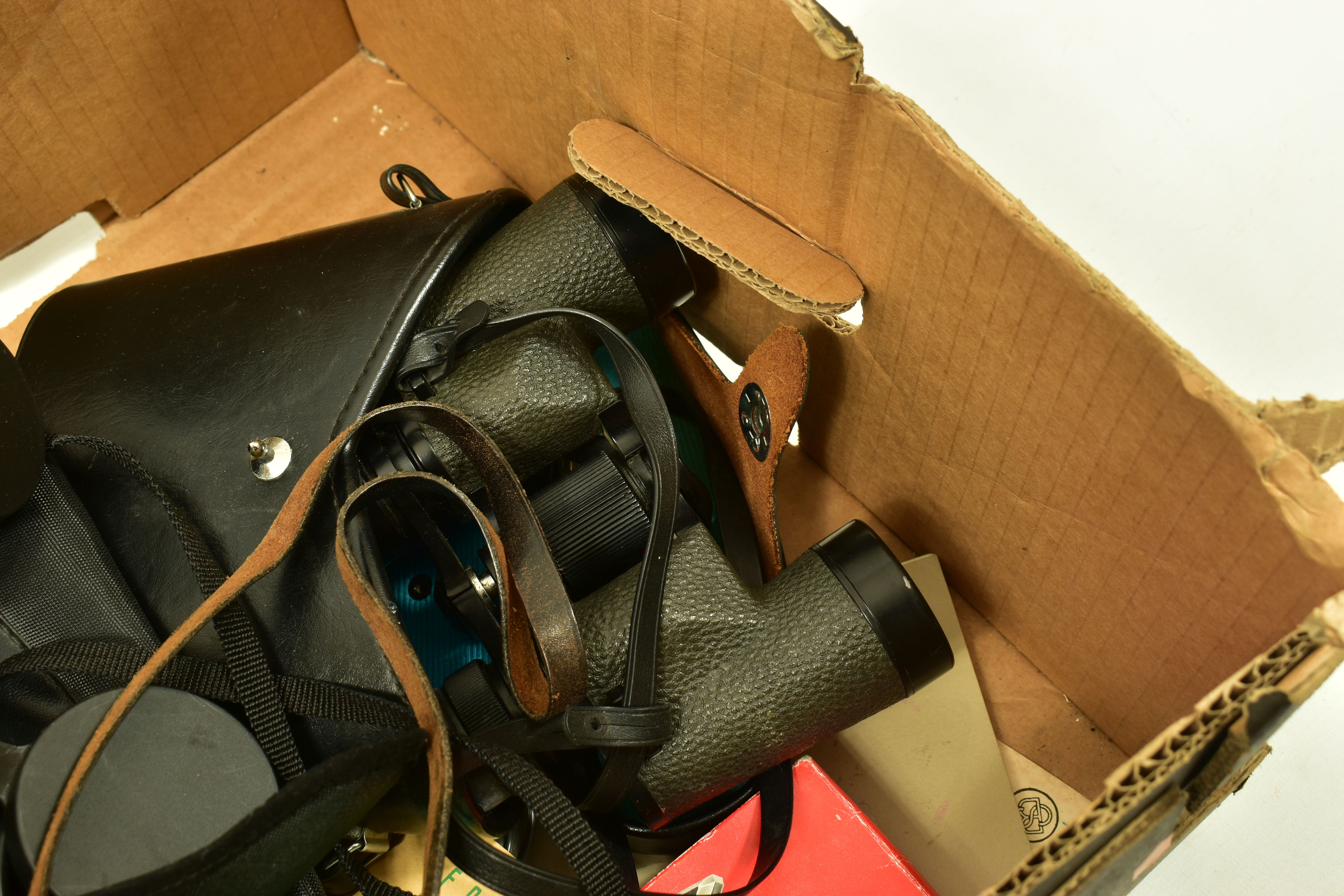 A TRAY CONTAINING BINOCULARS comprising of a pair of Nikon Action AX 10-22x50 in case, a pair of - Image 4 of 6