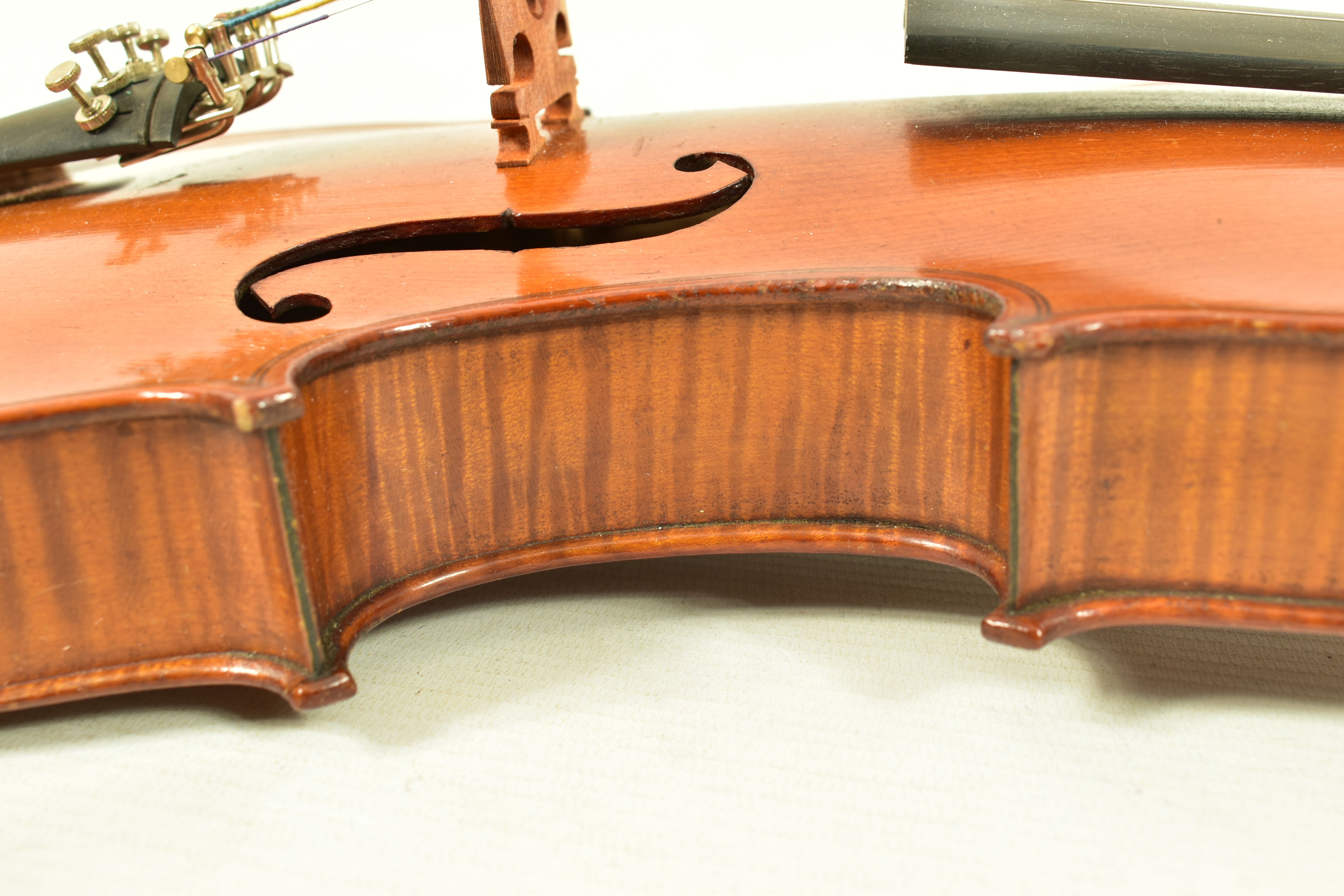 A LATE 19th CENTURY FRENCH VIOLIN BY FRANCOIS BANZONI with a two piece figured Sycamore back ( 13 - Bild 24 aus 26