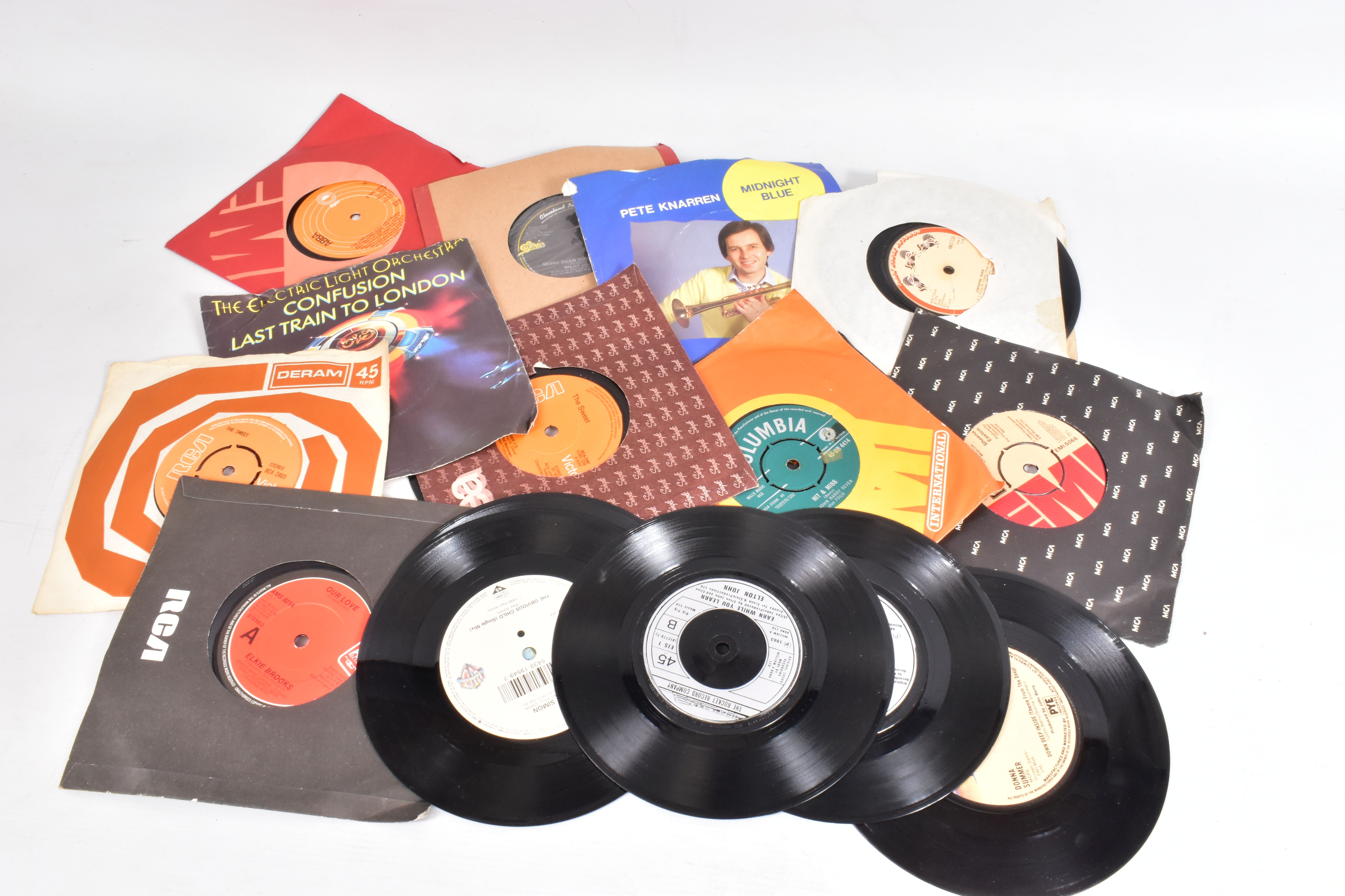 TWO TRAYS CONTAINING OVER ONE HUNDRED AND FIFTY SINGLES mostly from the 1970s and 1980s artista - Image 5 of 6