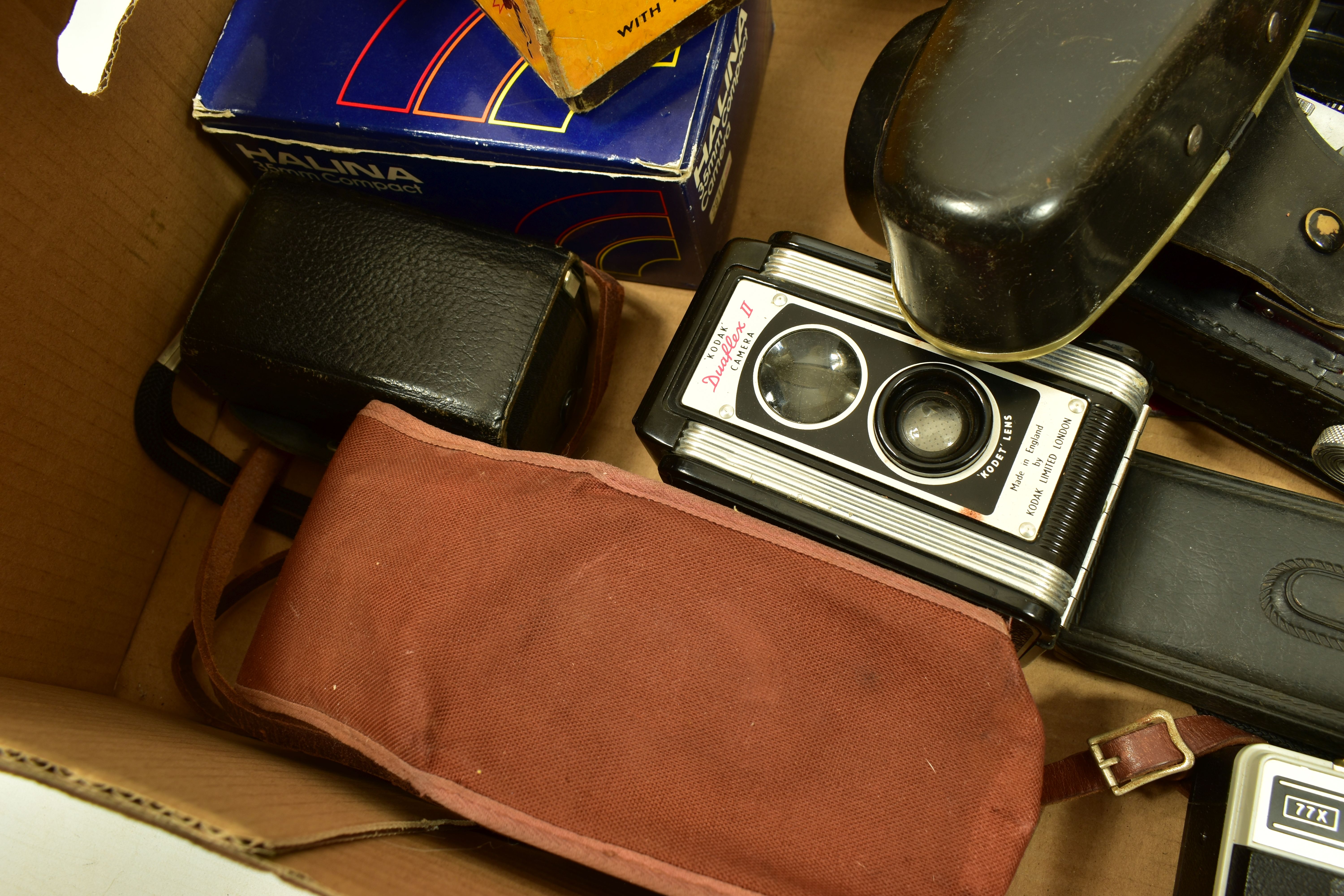 A TRAY CONTAINING VINTAGE FILM CAMERAS including a Ihagee Exa 11b fitted with a Gorlitz 50mm f 2.8 - Image 5 of 7