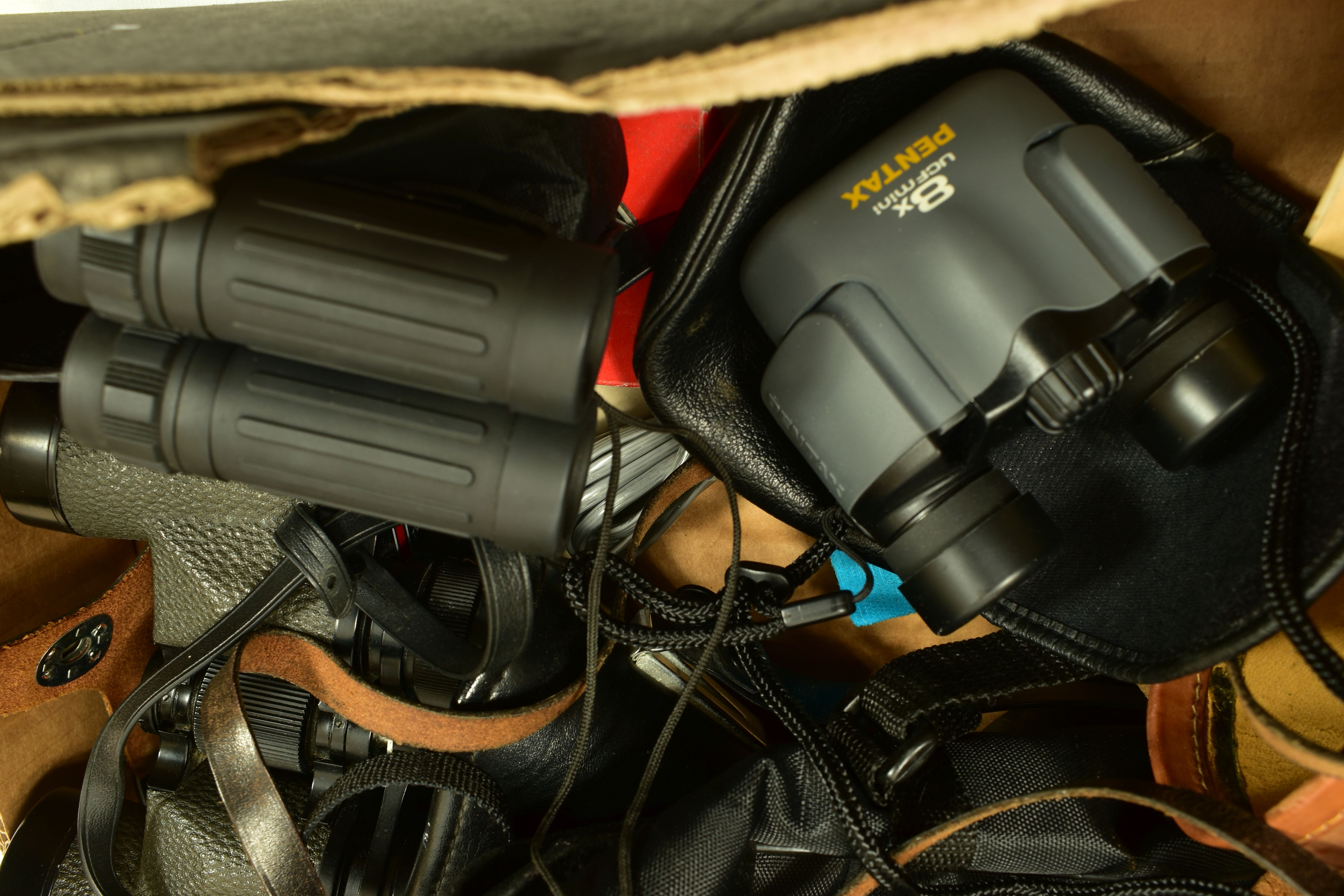 A TRAY CONTAINING BINOCULARS comprising of a pair of Nikon Action AX 10-22x50 in case, a pair of - Image 6 of 6