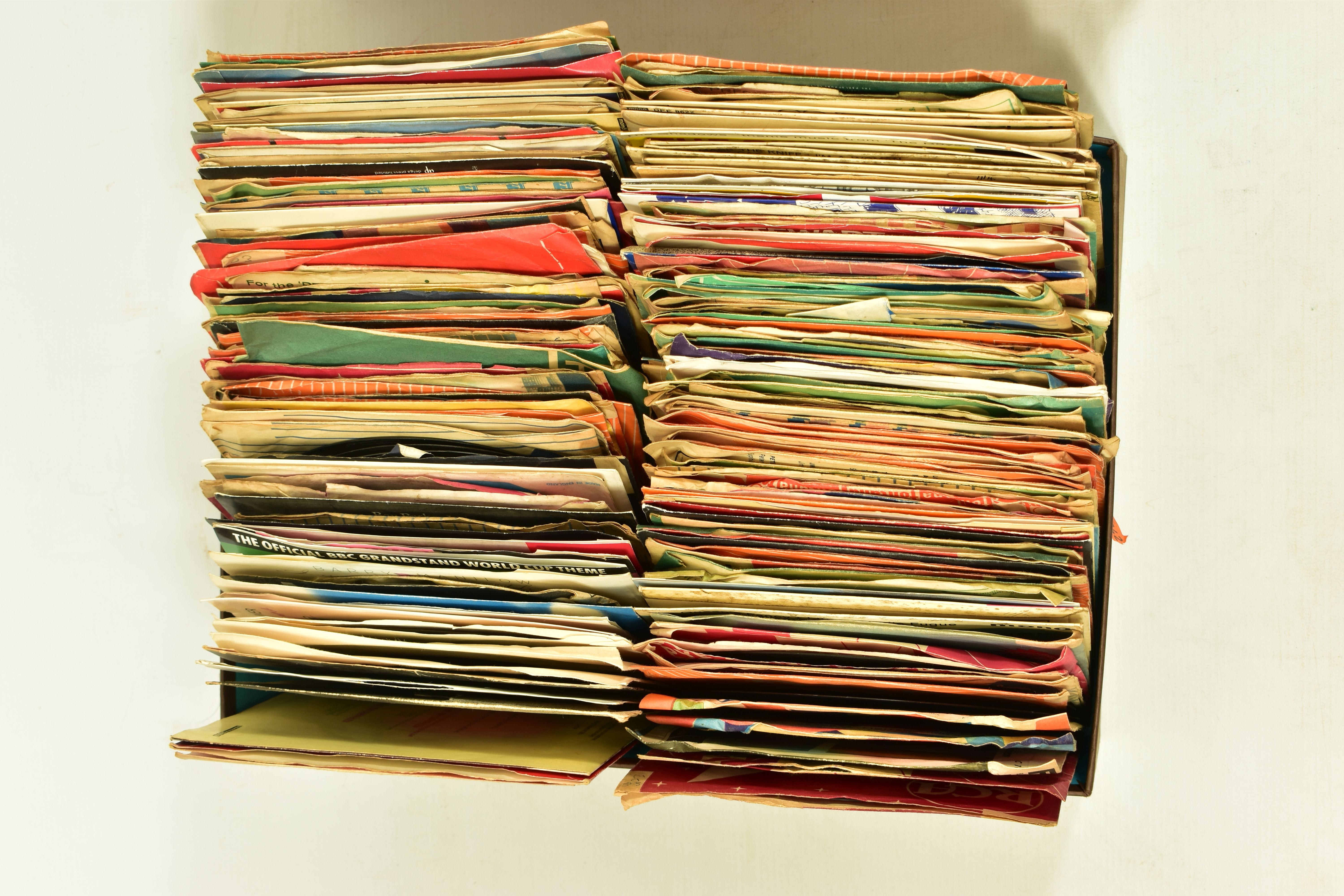 A TRAY CONTAINING APPROX ONE HUNDRED AND NINETY 7in SINGLES AND EPs from the 50s to the 80s - Bild 3 aus 5