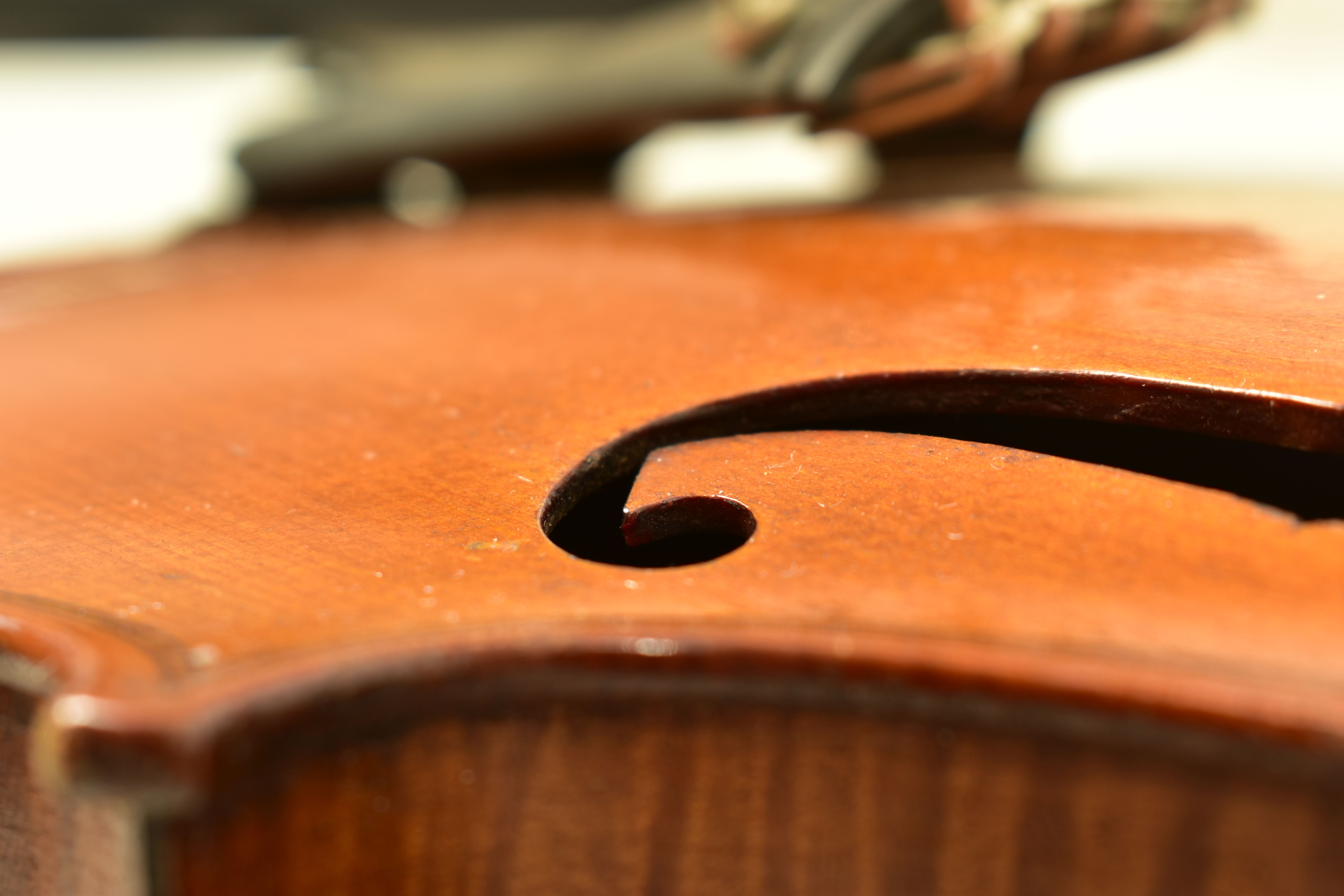 A LATE 19th CENTURY FRENCH VIOLIN BY FRANCOIS BANZONI with a two piece figured Sycamore back ( 13 - Bild 18 aus 26