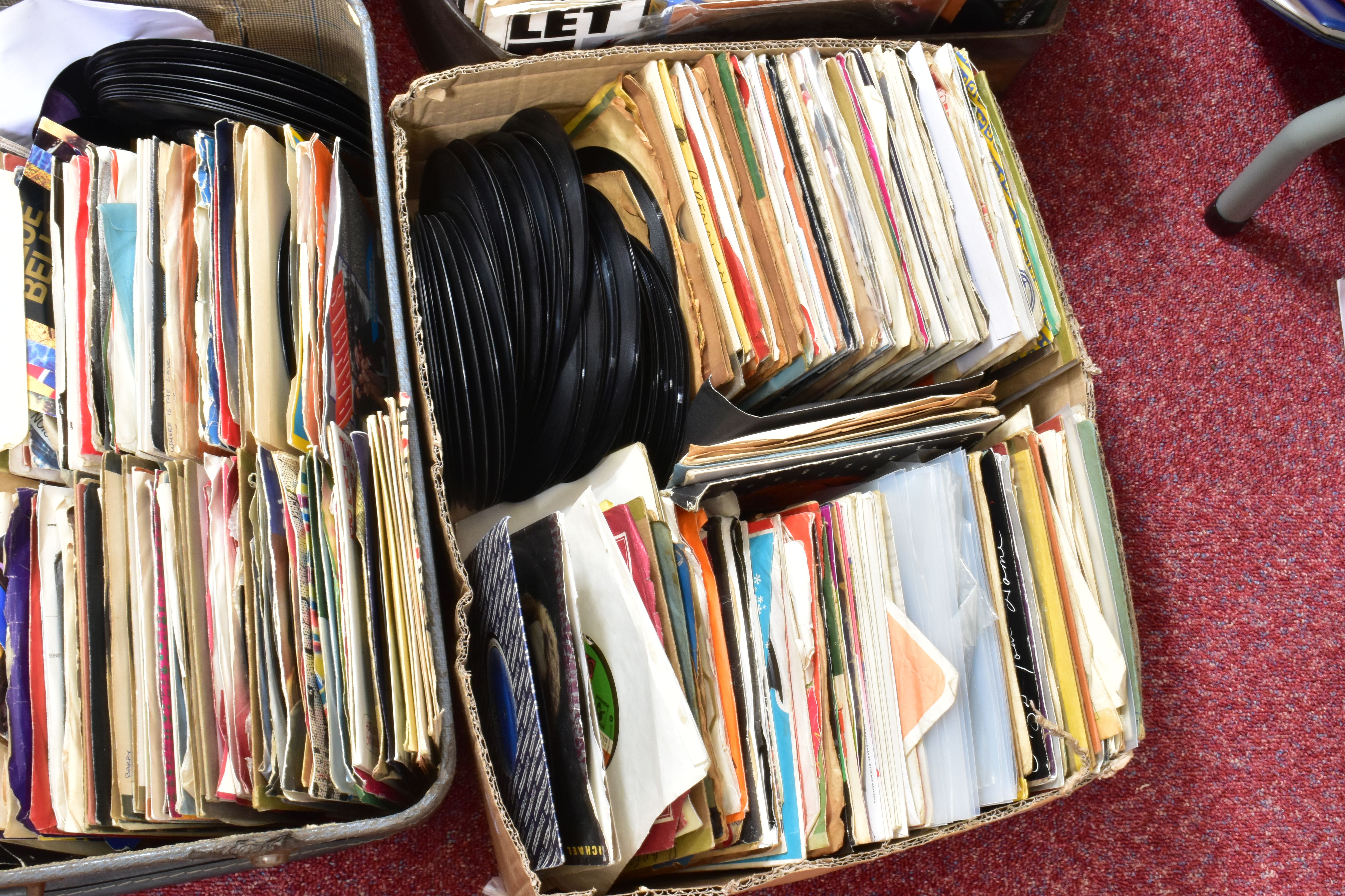 TWO SUITCASES AND A TRAY CONTAINING OVER SEVEN HUNDRED SINGLES artists include Louis Armstrong, - Bild 9 aus 10