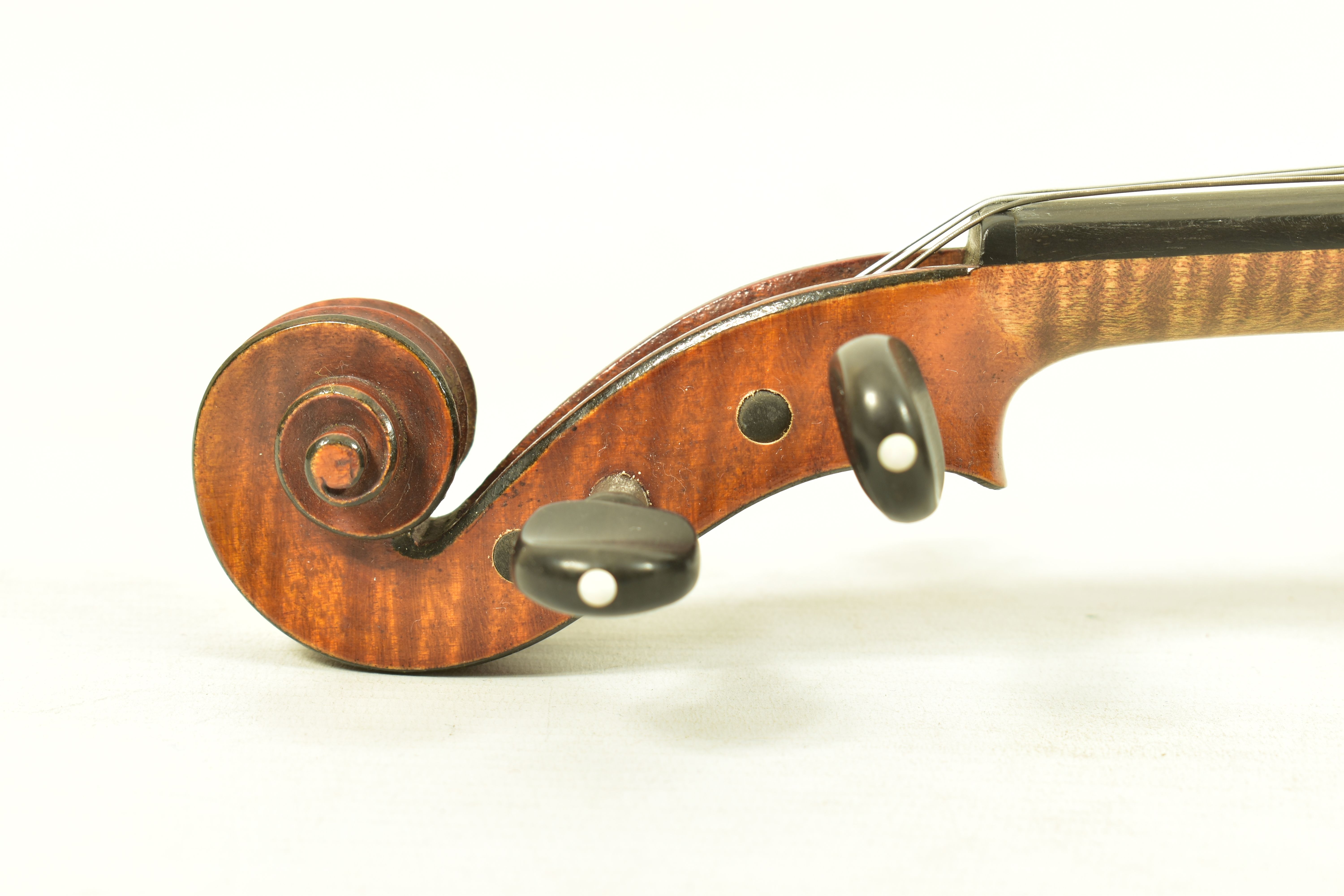 A LATE 19th CENTURY FRENCH VIOLIN BY FRANCOIS BANZONI with a two piece figured Sycamore back ( 13 - Bild 14 aus 26