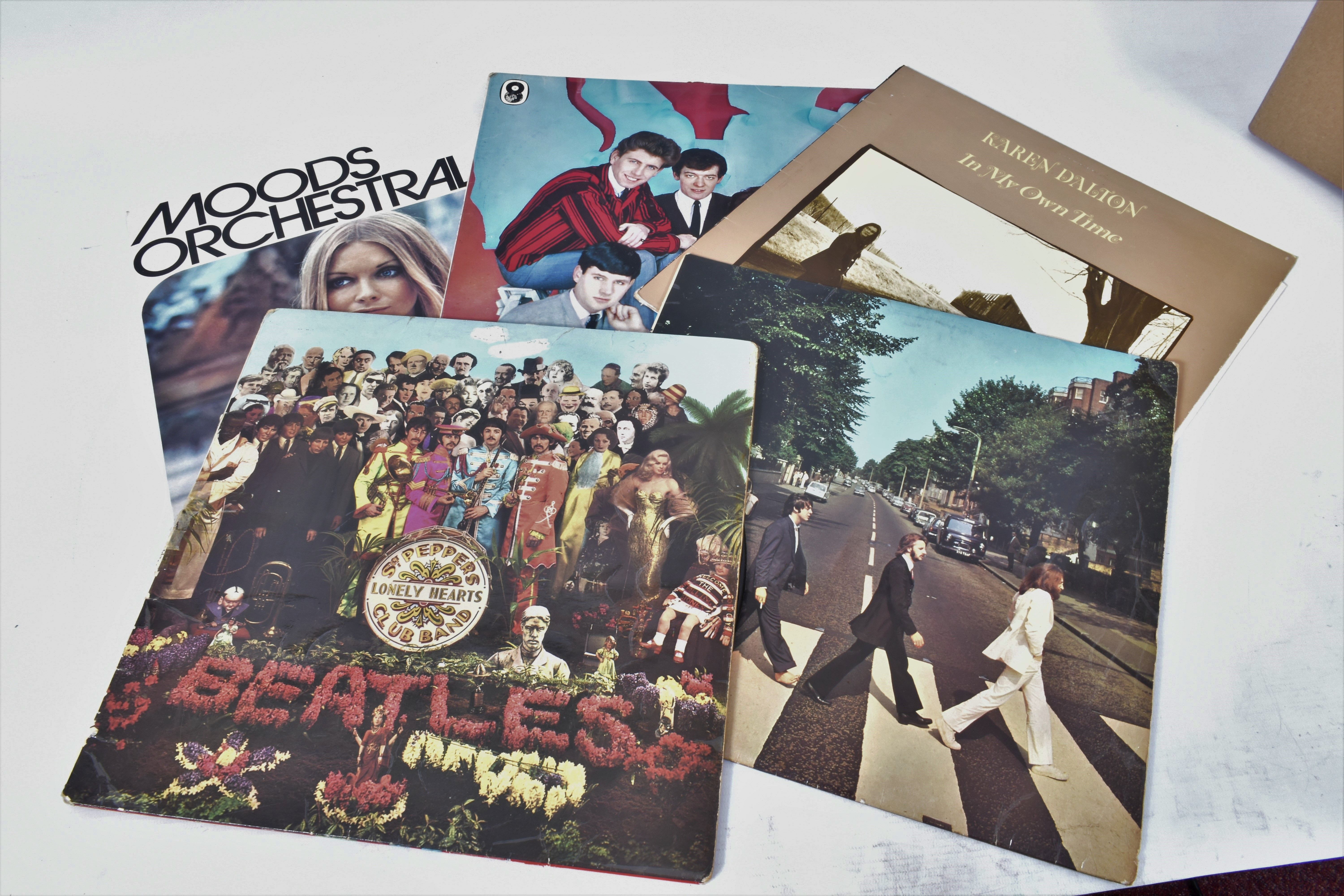 A TRAY CONTAINING OVER SEVENTY LPs, EPs AND SINGLES by artists such as The Beatles, John Lennon, - Bild 6 aus 7