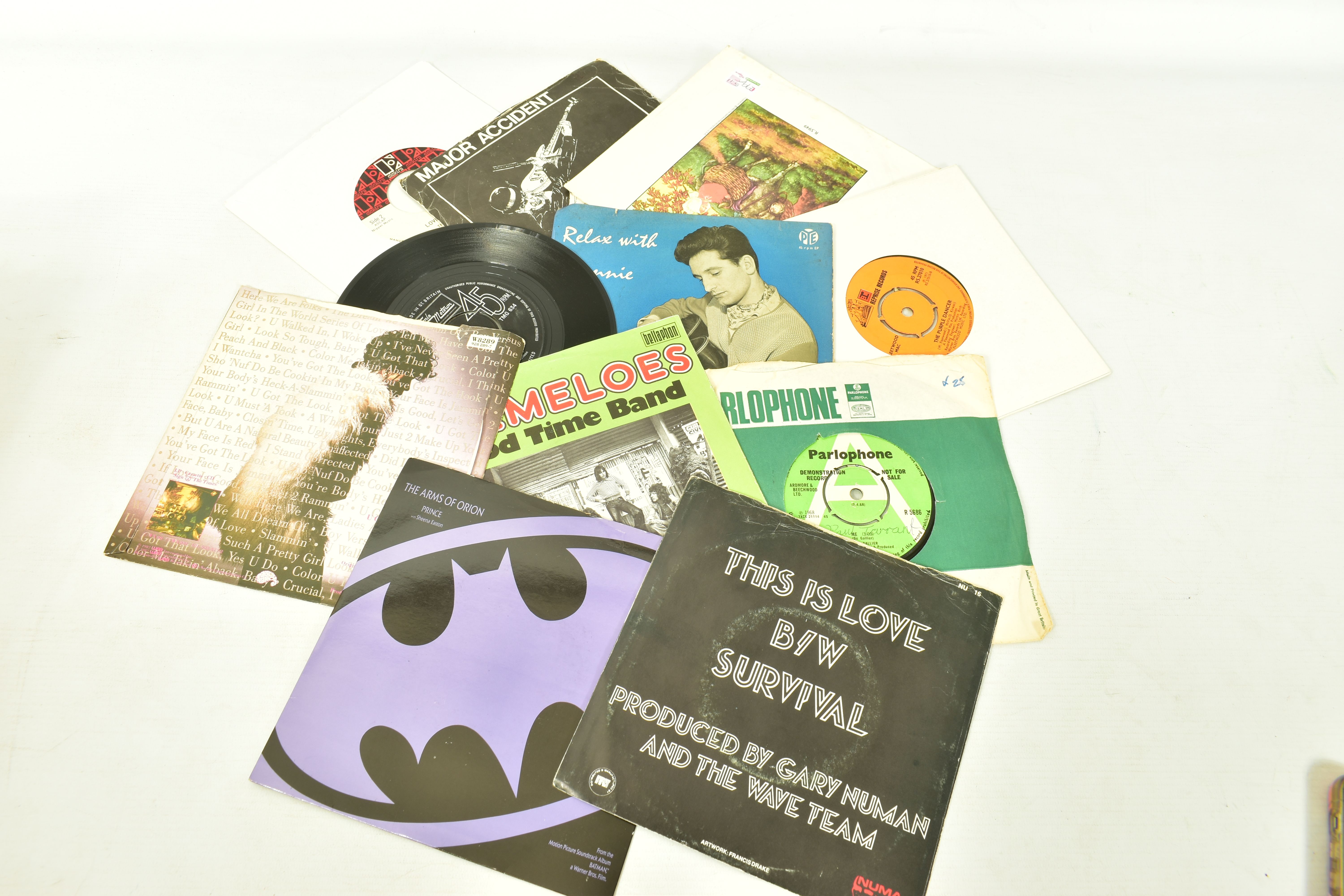 A TRAY CONTAINING APPROXIMATELY ONE HUNDRED AND TWENTY SINGLES including 15 Promo singles of non - Bild 3 aus 4