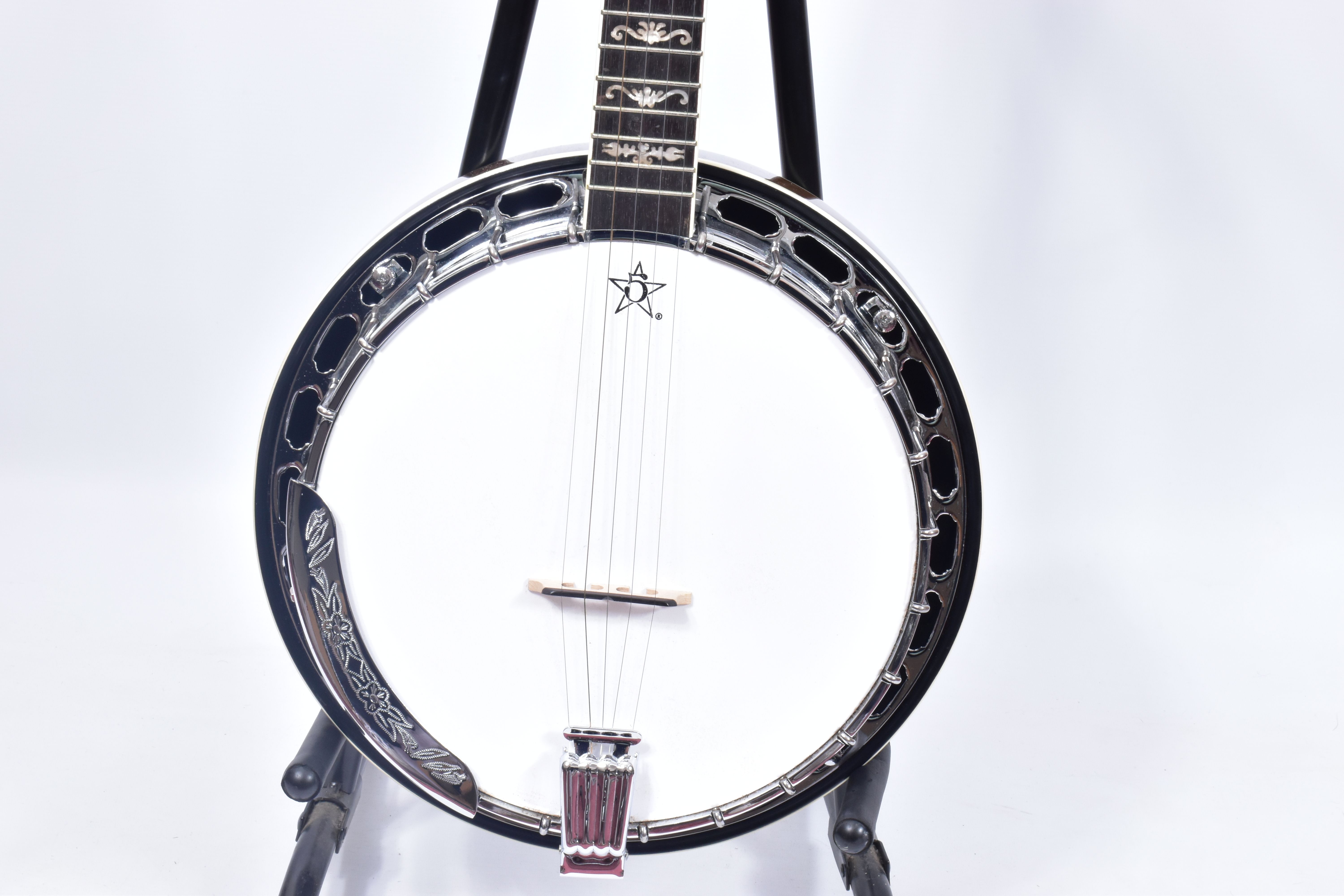 A DELTA BLUE FIVE STRING BANJO with fiddle mahogany back, mahogany sides and neck, ebony fingerboard - Bild 3 aus 7