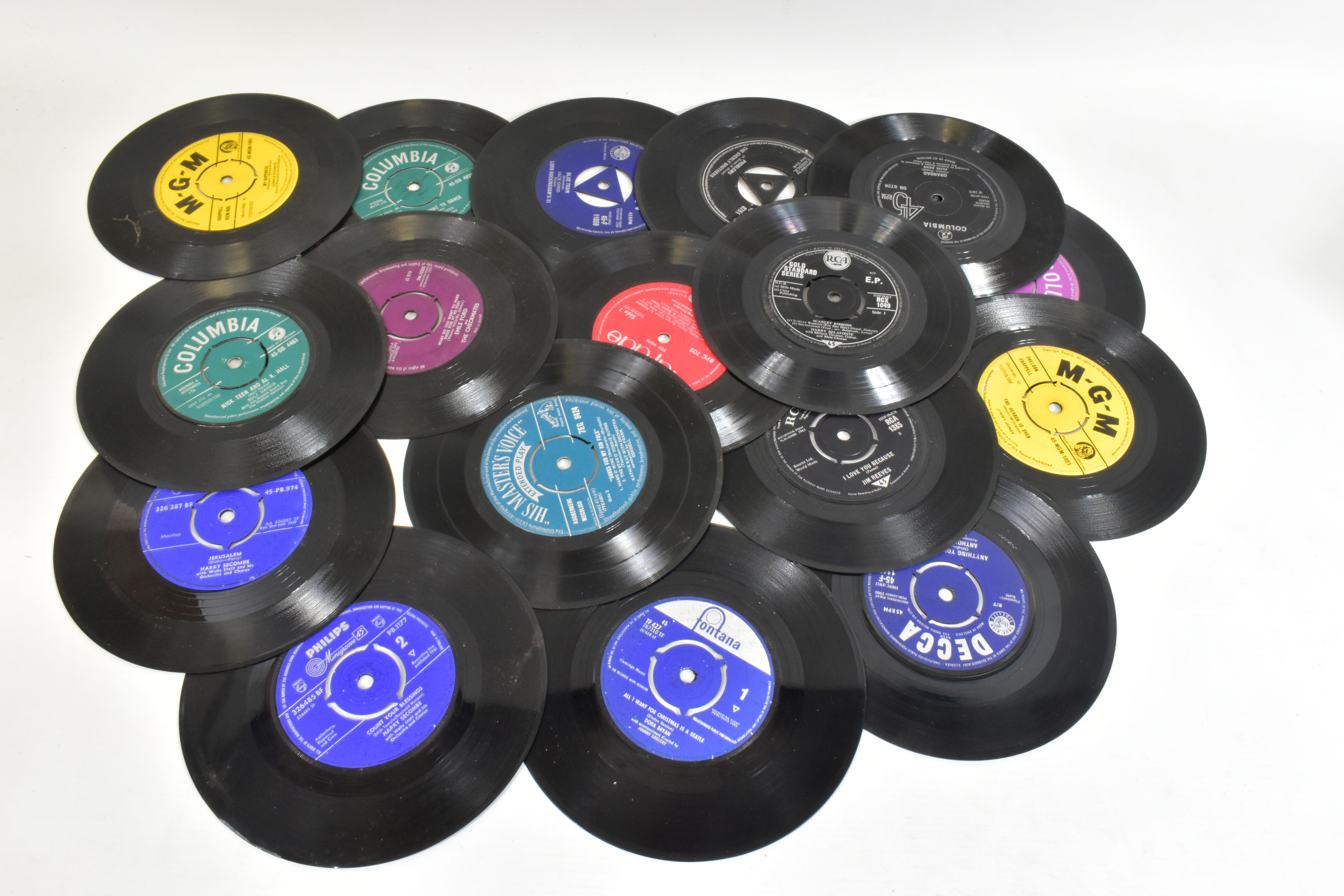 TWO TRAYS CONTAINING OVER ONE HUNDRED AND FIFTY SINGLES mostly from the 1970s and 1980s artista - Image 2 of 6