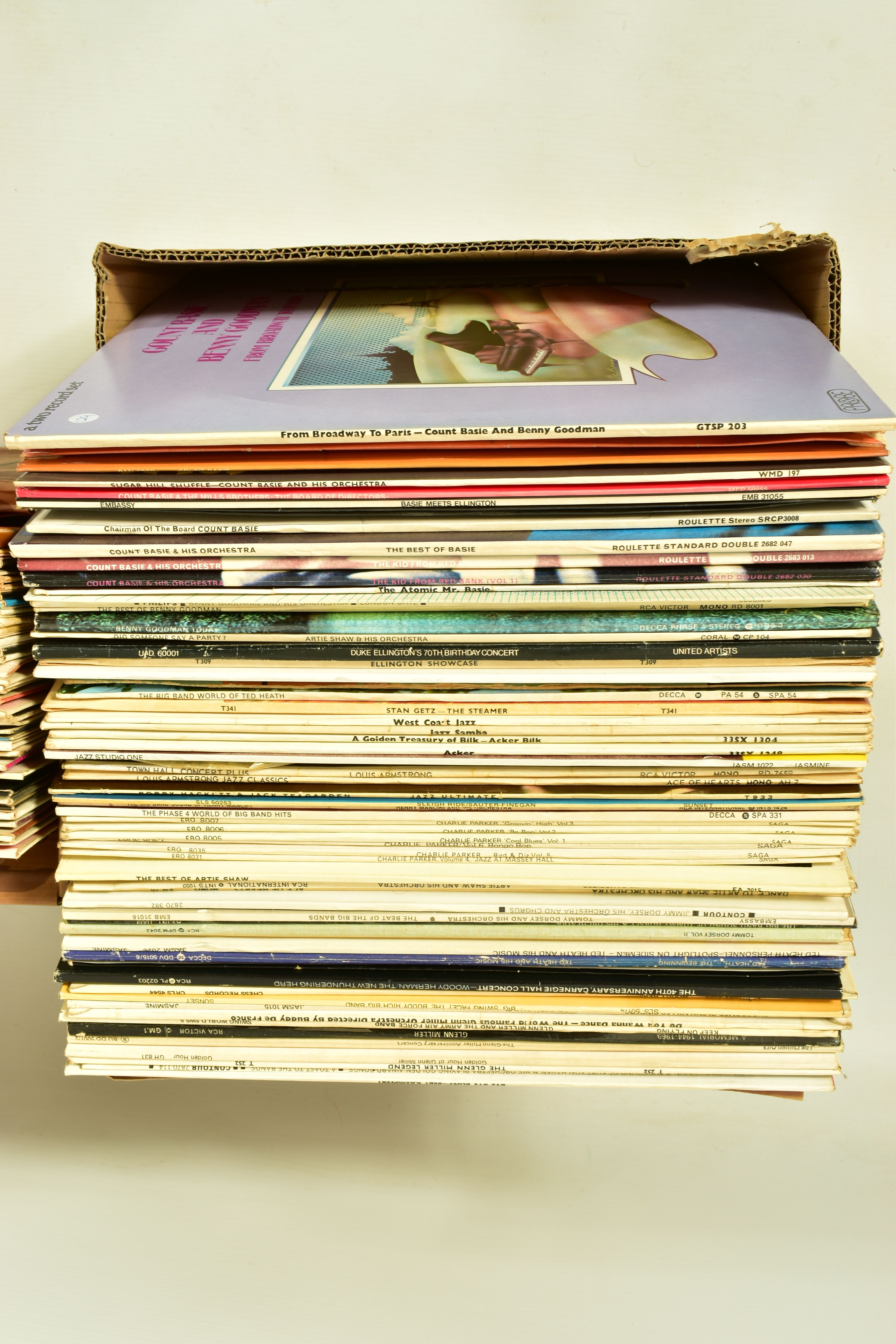 TWO TRAYS CONTAINING OVER ONE HUNDRED LPS OF JAZZ MUSIC artists include Benny Goodman, Charlie - Bild 2 aus 5