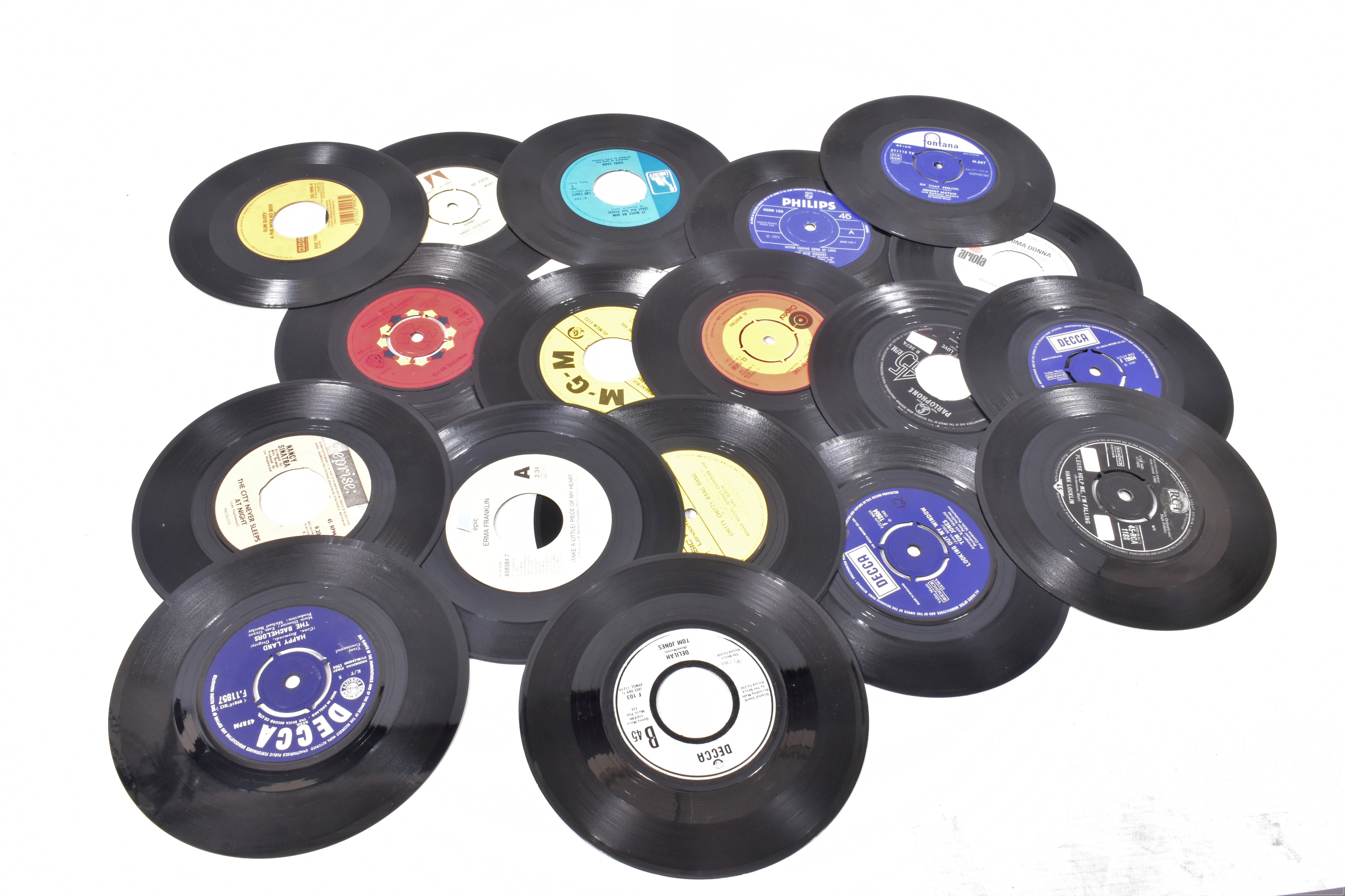 TWO SUITCASES AND A TRAY CONTAINING OVER SEVEN HUNDRED SINGLES artists include Louis Armstrong, - Bild 2 aus 10