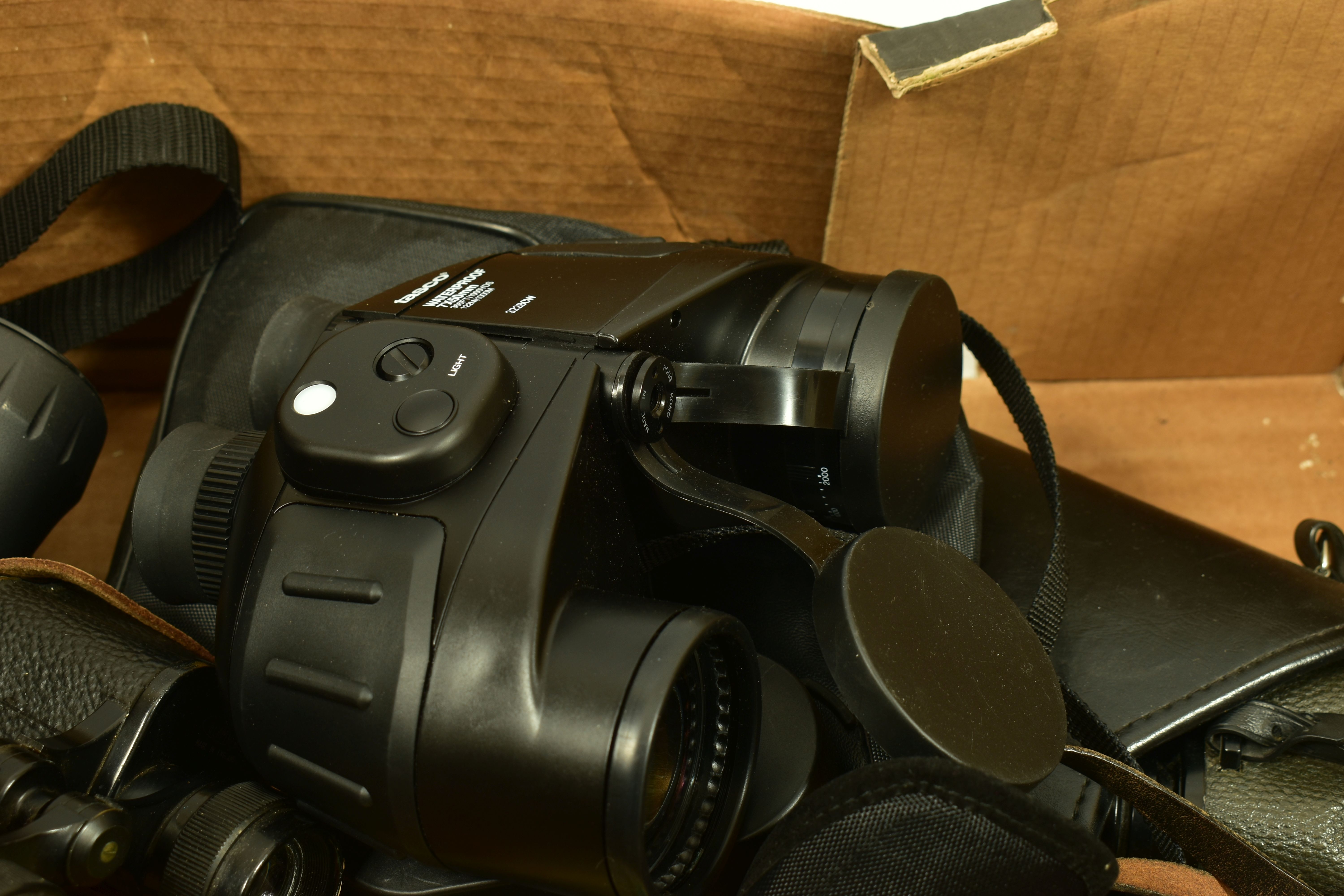 A TRAY CONTAINING BINOCULARS comprising of a pair of Nikon Action AX 10-22x50 in case, a pair of - Image 5 of 6