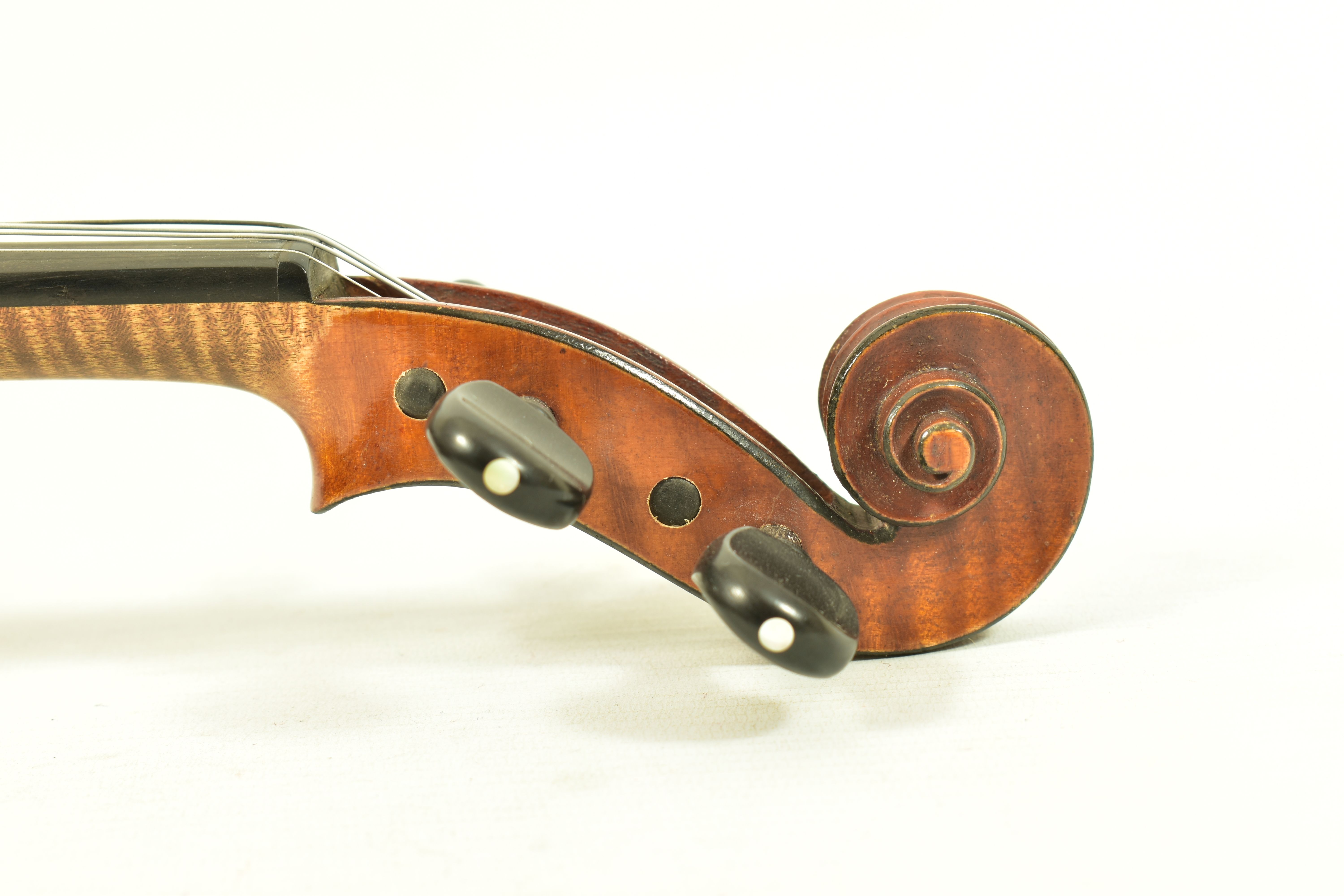 A LATE 19th CENTURY FRENCH VIOLIN BY FRANCOIS BANZONI with a two piece figured Sycamore back ( 13 - Bild 16 aus 26