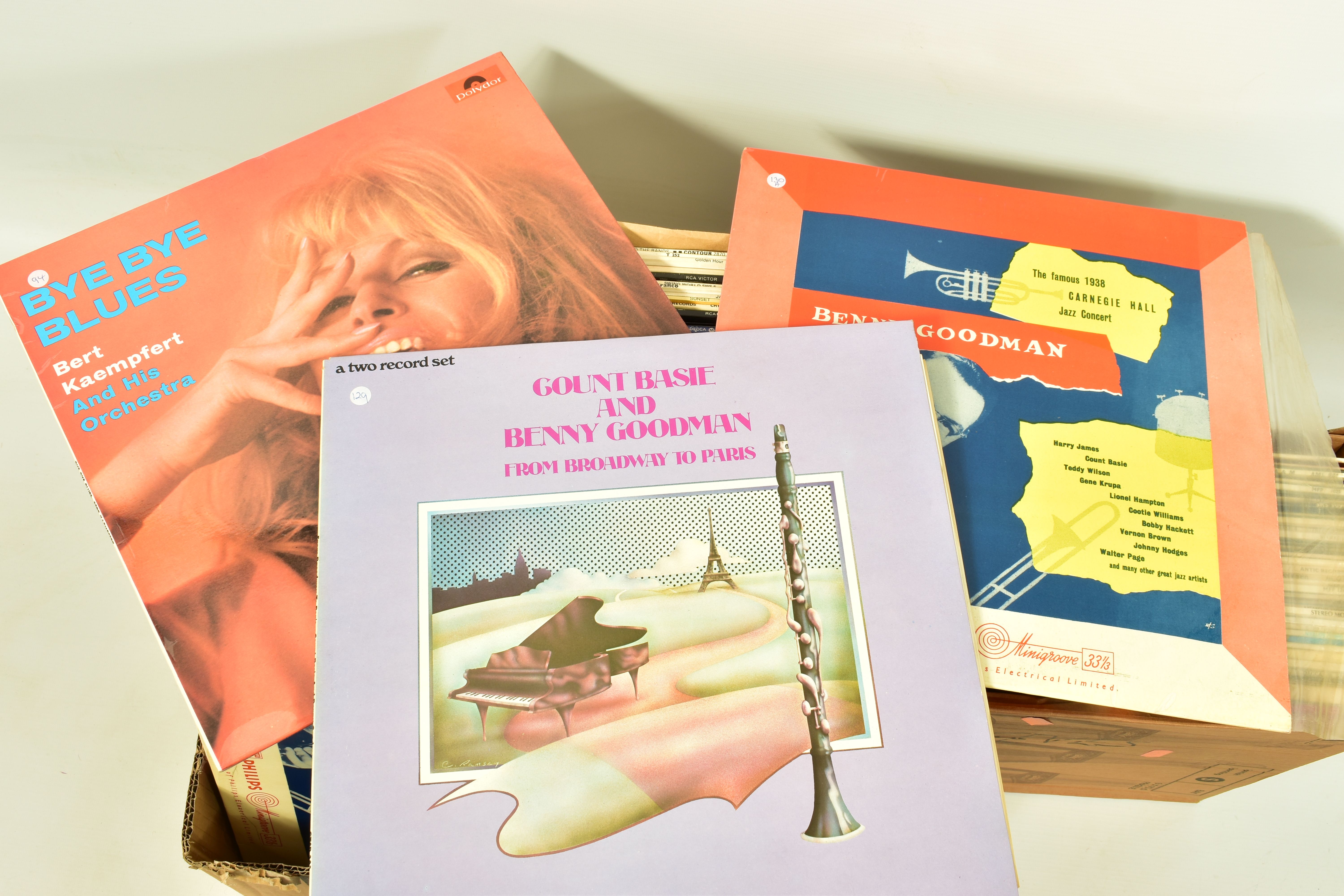 TWO TRAYS CONTAINING OVER ONE HUNDRED LPS OF JAZZ MUSIC artists include Benny Goodman, Charlie - Bild 4 aus 5