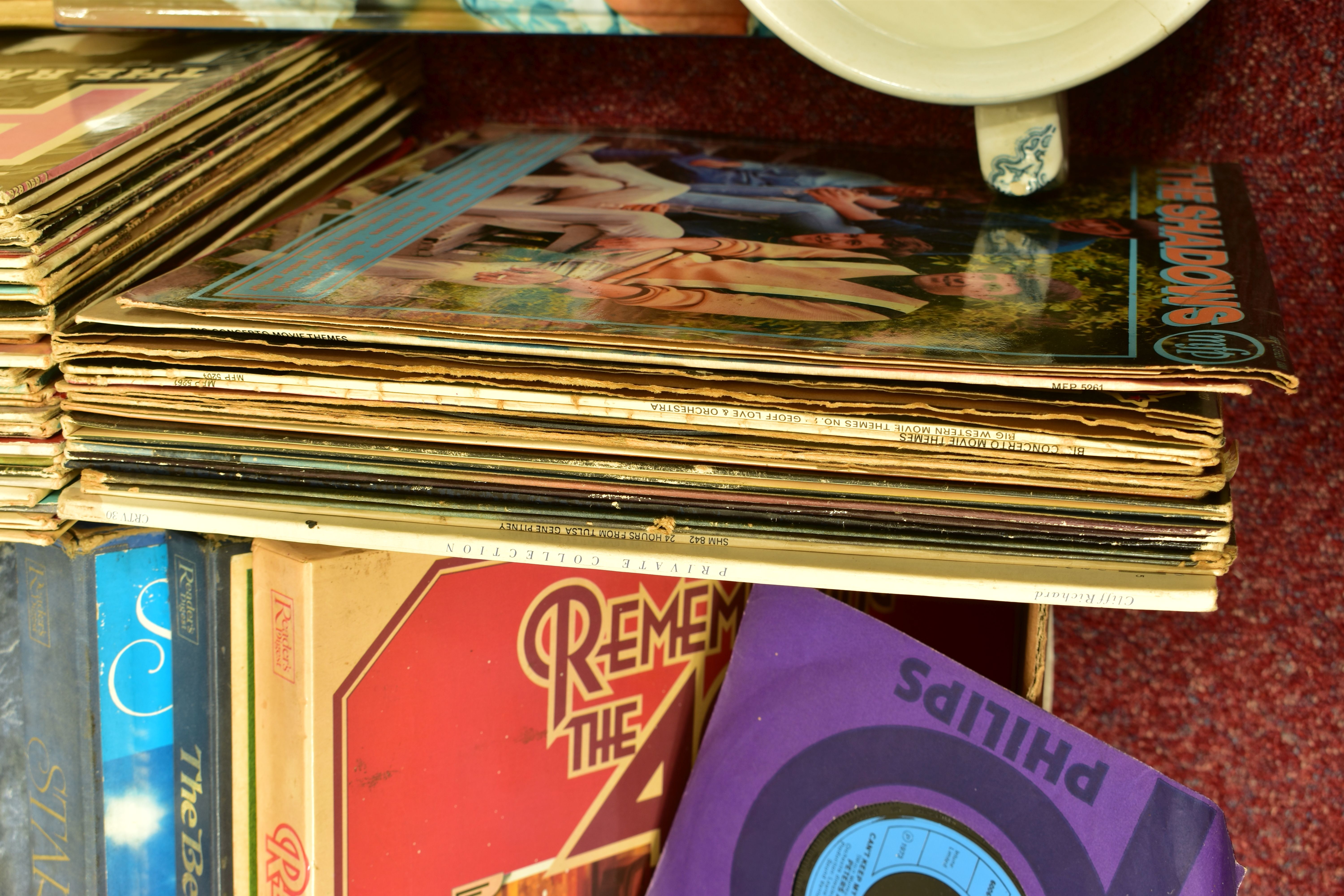 A TRAY CONTAINING LPs, 78s AND BOXSETS of Classical and Easy Listening music along with a Royal - Bild 4 aus 6