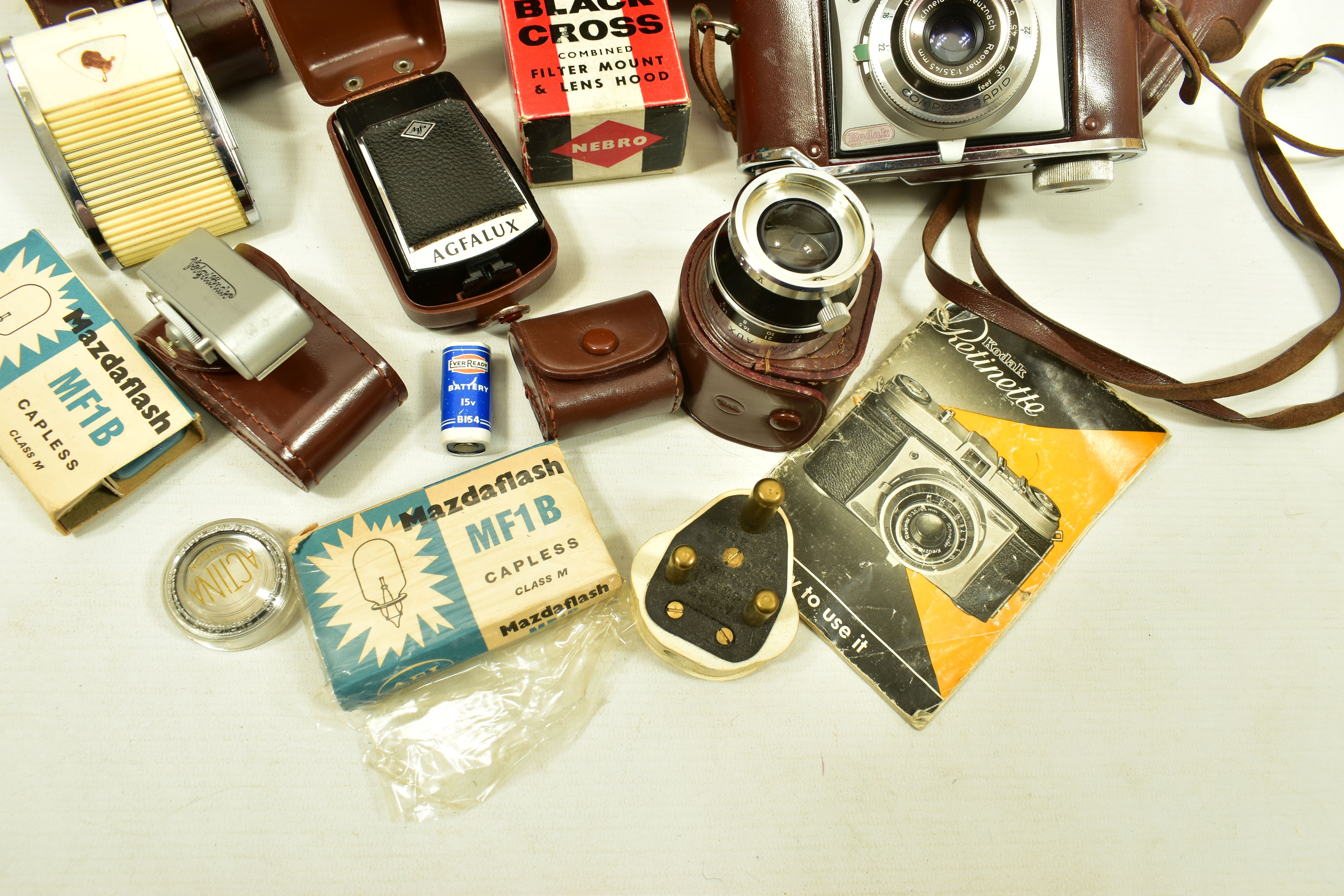 A CAMERA BAG CONTAINING A KODAK RETINETTE FILM CAMERA, a Sun tele converter, Voigtander Rangefinder, - Image 4 of 5