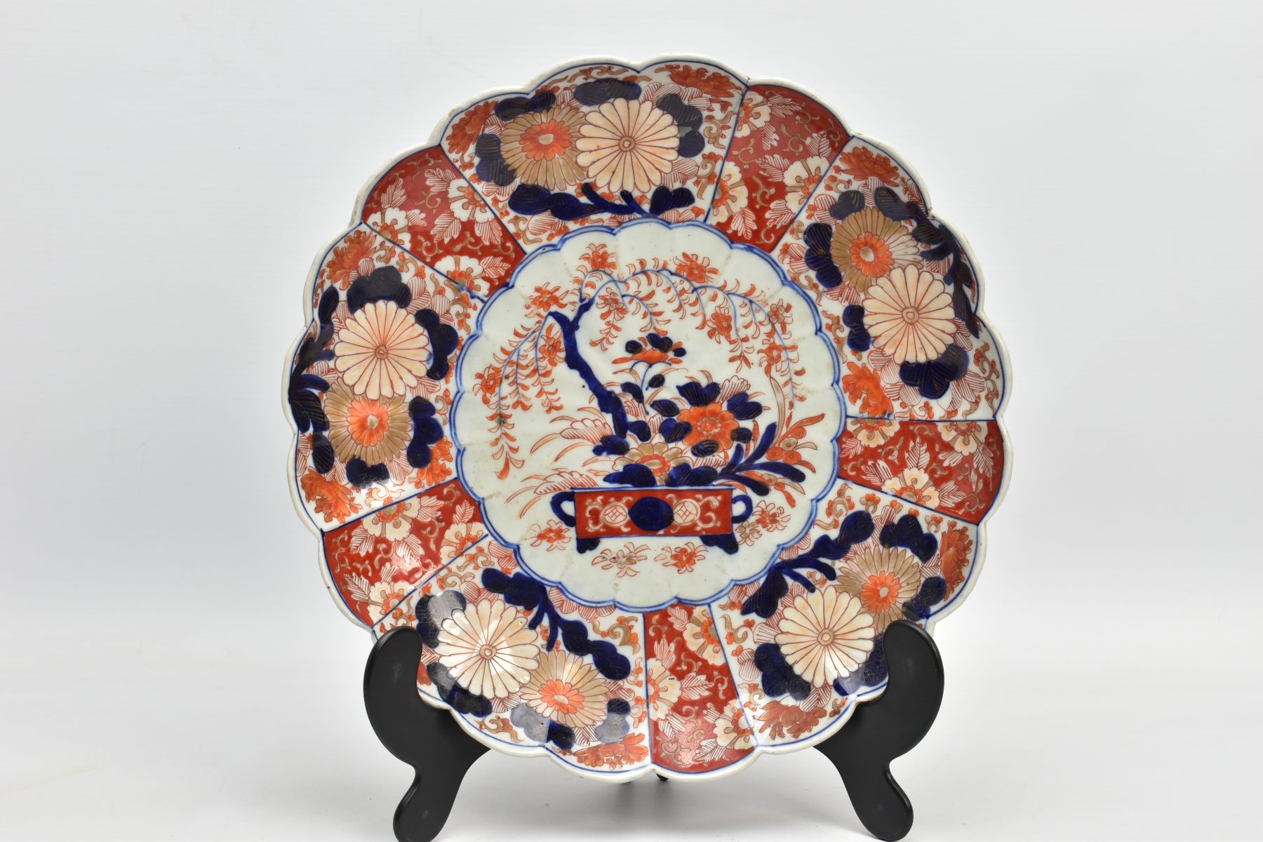 A JAPANESE IMARI PALETTE SHALLOW BOWL, having fluted rim measuring 31.5cm diameter x 6.5cm high, - Image 3 of 7