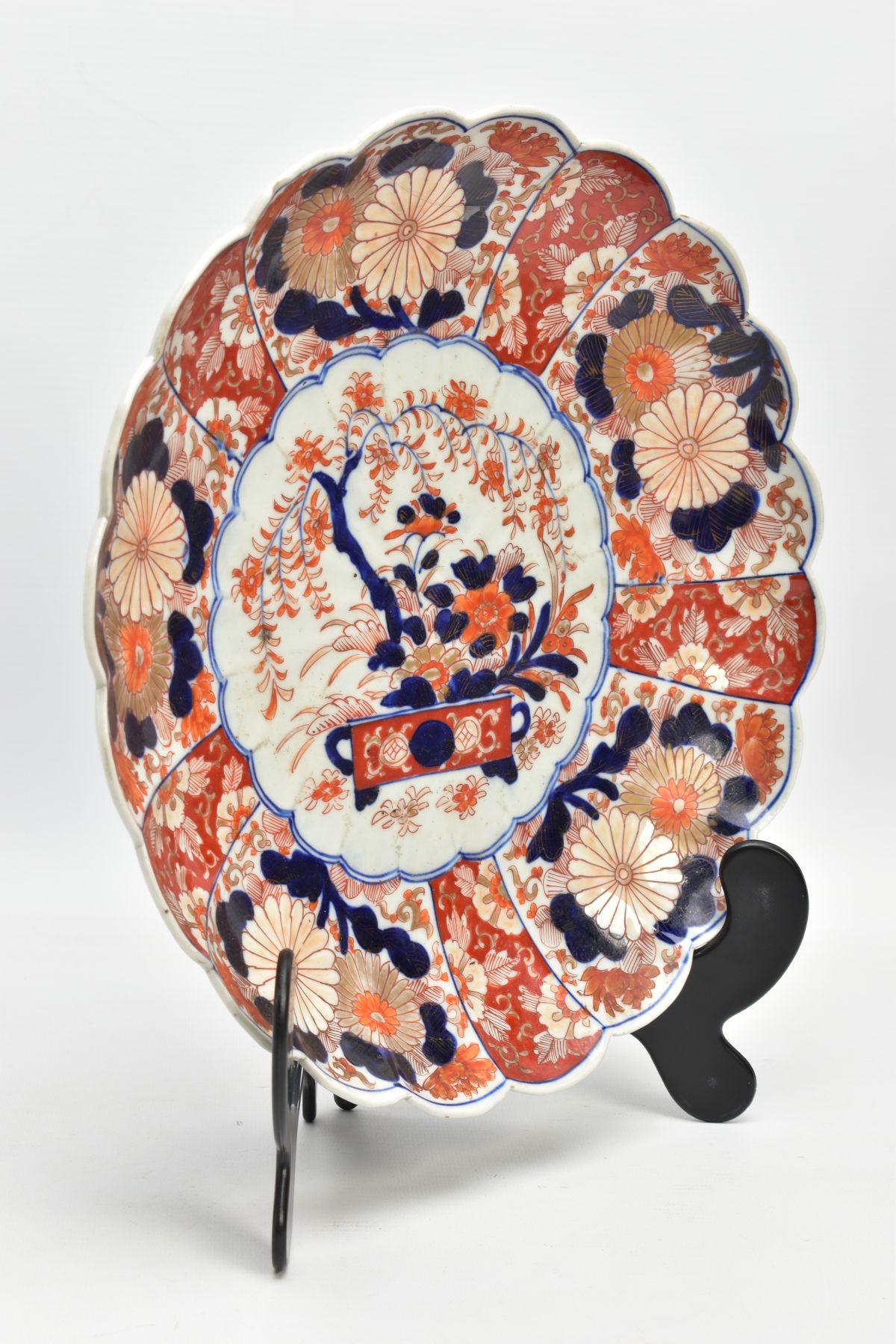 A JAPANESE IMARI PALETTE SHALLOW BOWL, having fluted rim measuring 31.5cm diameter x 6.5cm high, - Image 5 of 7