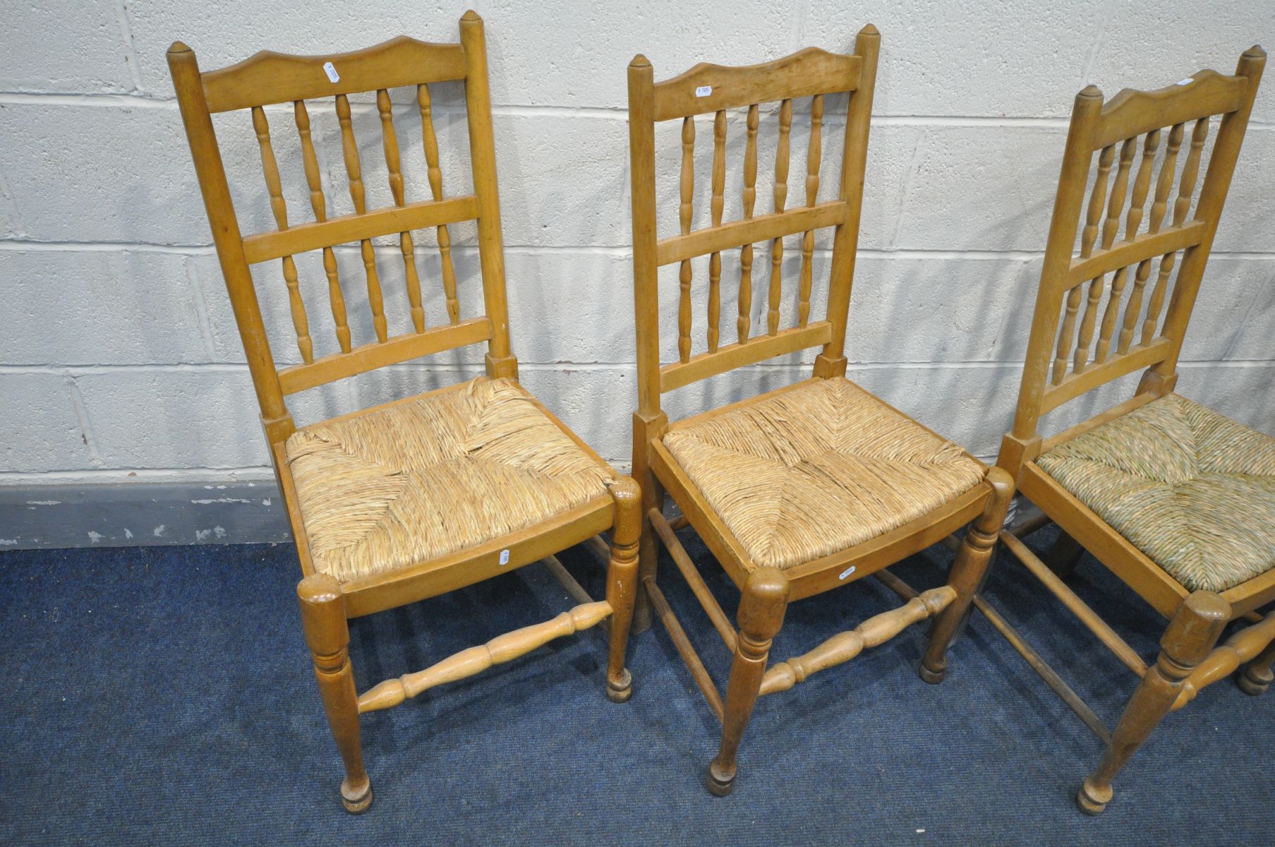 A HARLEQUIN SET OF FOUR BEECH LANCASHIRE DINING CHAIRS, with rush drop in seat pads (condition:- - Bild 2 aus 3
