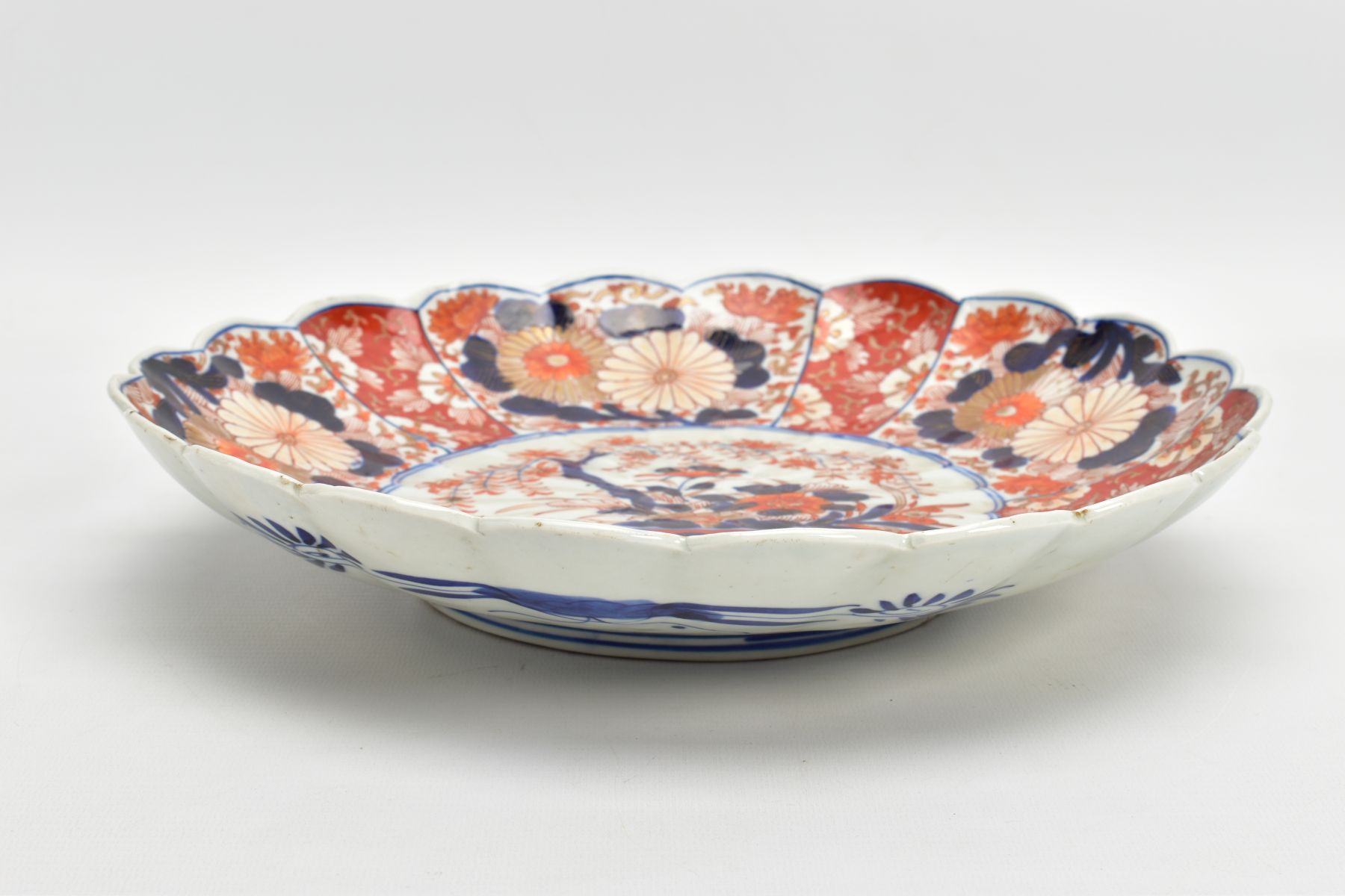 A JAPANESE IMARI PALETTE SHALLOW BOWL, having fluted rim measuring 31.5cm diameter x 6.5cm high, - Image 2 of 7