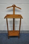 A MID-CENTURY OAK GENTLEMANS VALET STAND, width 40cm x depth 37cm x height 106cm