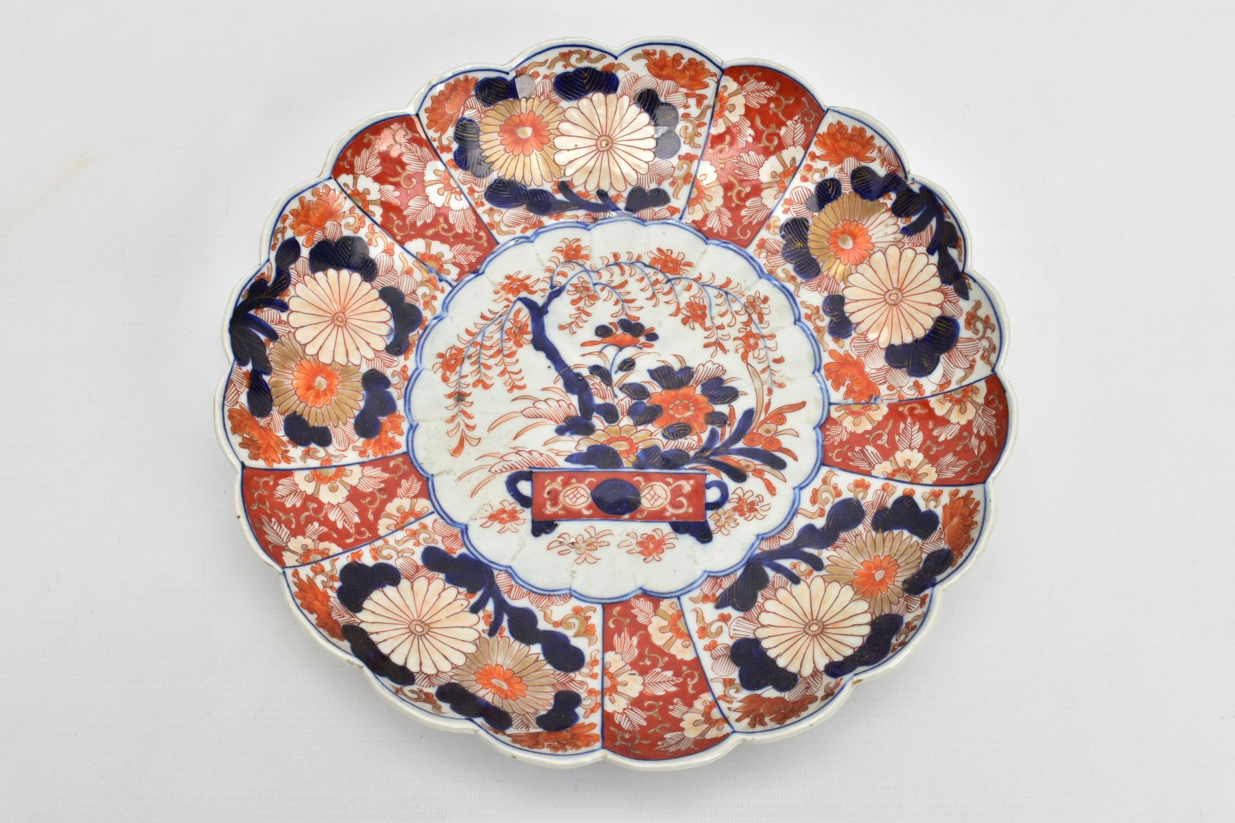 A JAPANESE IMARI PALETTE SHALLOW BOWL, having fluted rim measuring 31.5cm diameter x 6.5cm high,