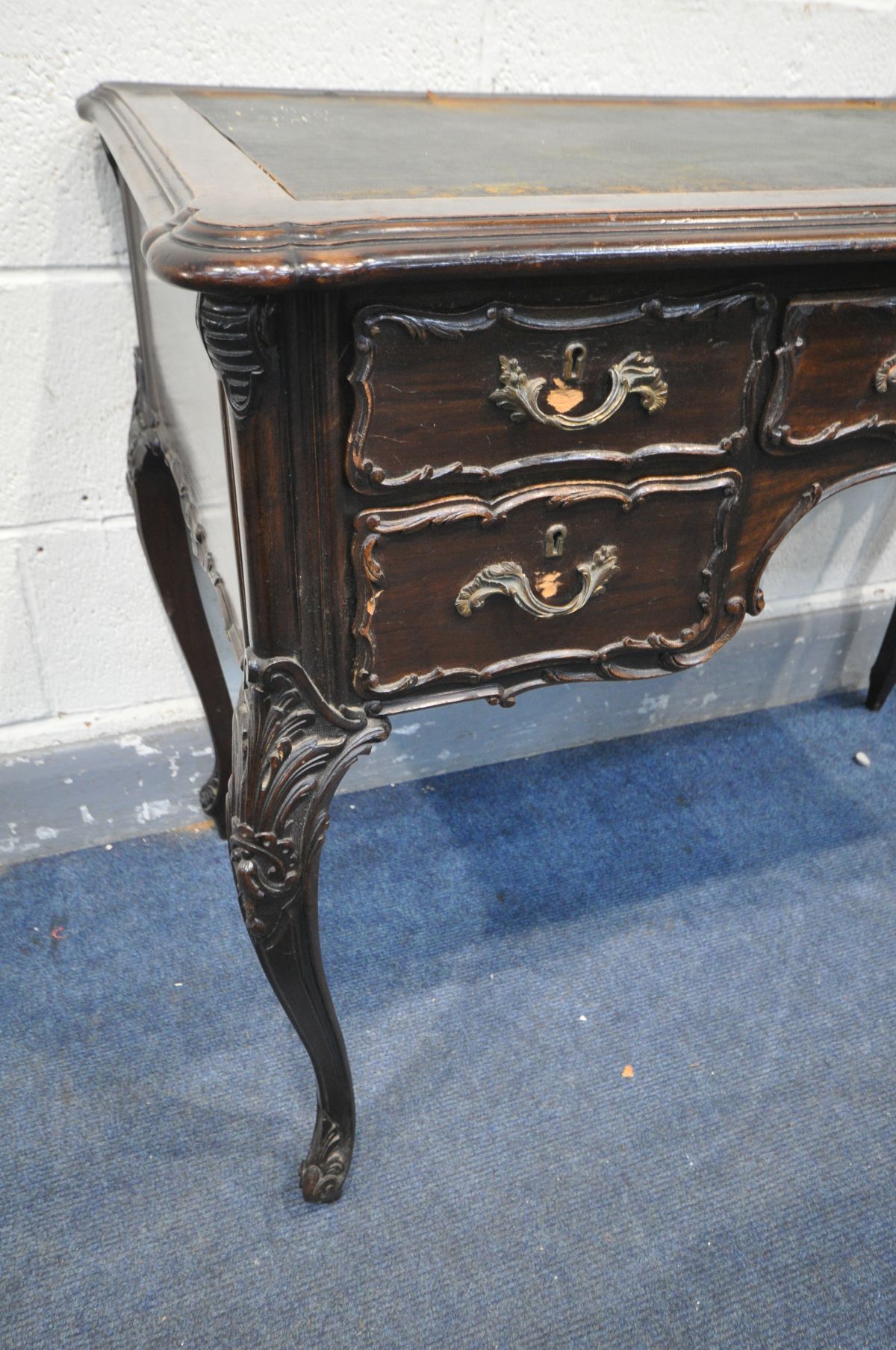 AN EARLY 20TH CENTURY FRENCH STYLE MAHOGANY LADIES DESK, with a distressed blue leather top, an - Image 3 of 4