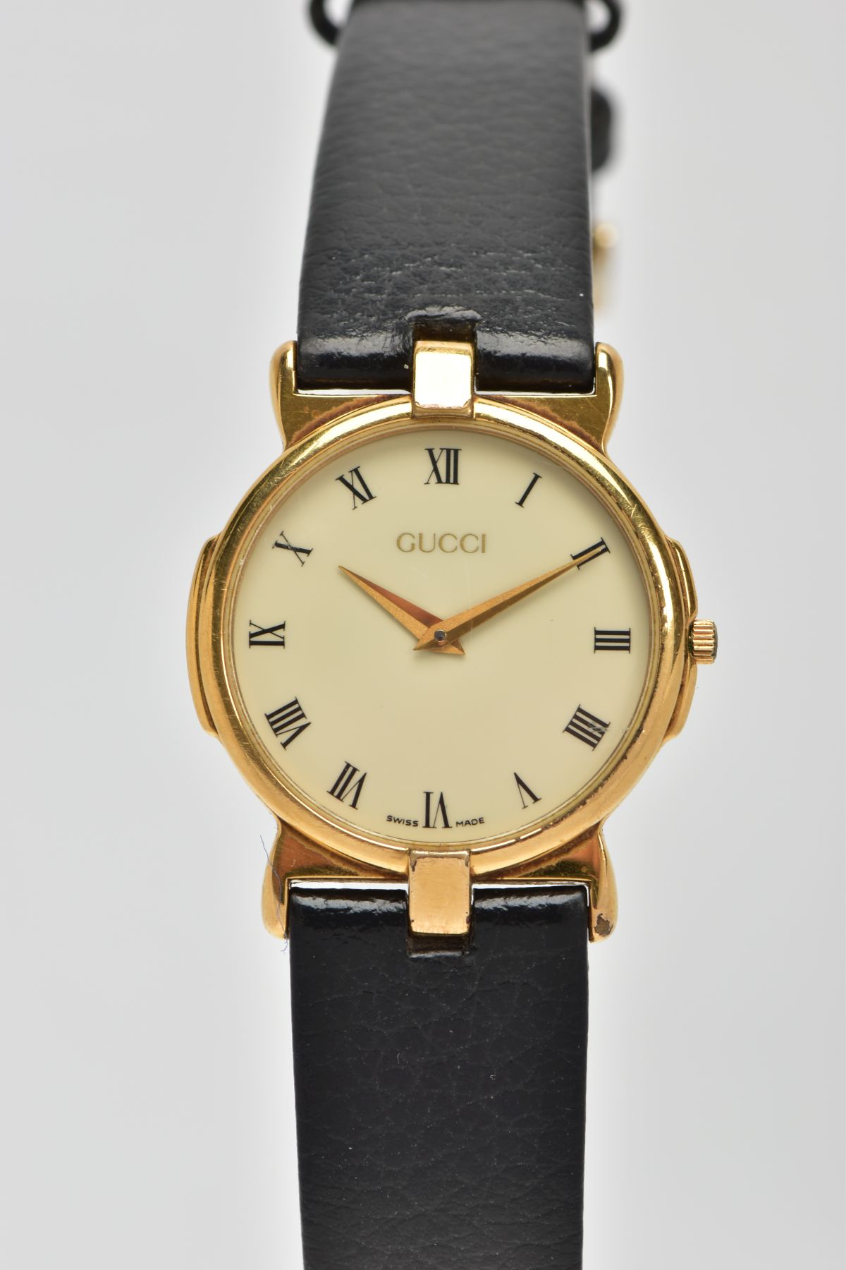 A GENTS 'GUCCI' WRISTWATCH, round cream dial signed 'Gucci', Roman numerals, gold tone hands, within