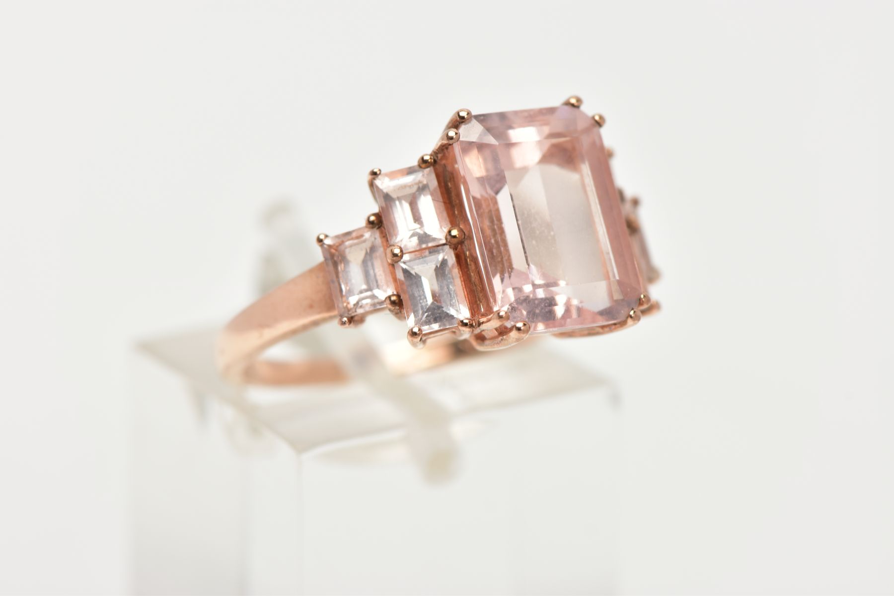 A 9CT ROSE GOLD MORGANITE DRESS RING, of a tiered design, set with a central rectangular cut - Image 4 of 4