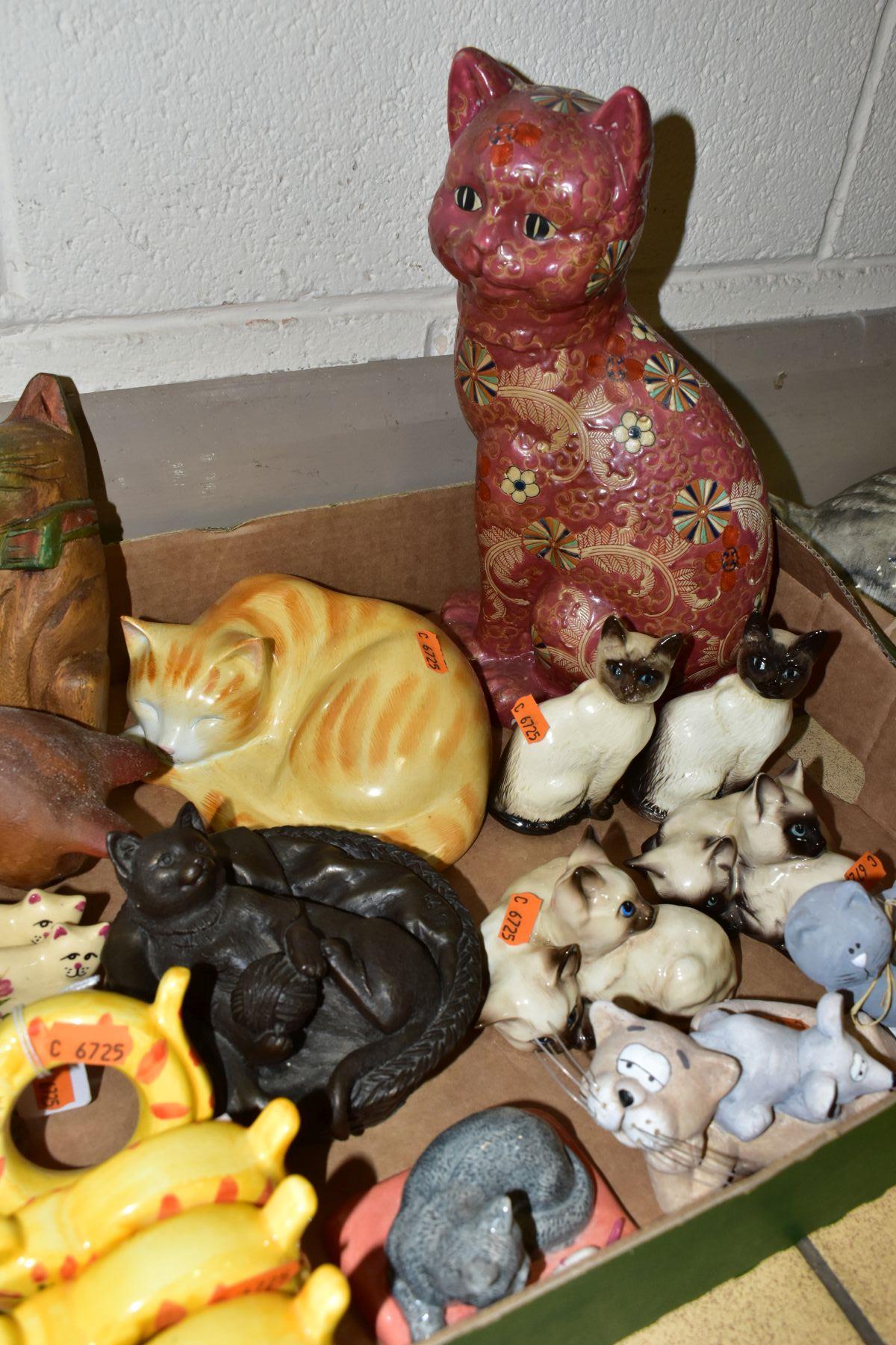 A BOX AND LOOSE OF CAT ORNAMENTS, including Beswick and Royal Doulton seal point cats, model numbers - Image 4 of 4