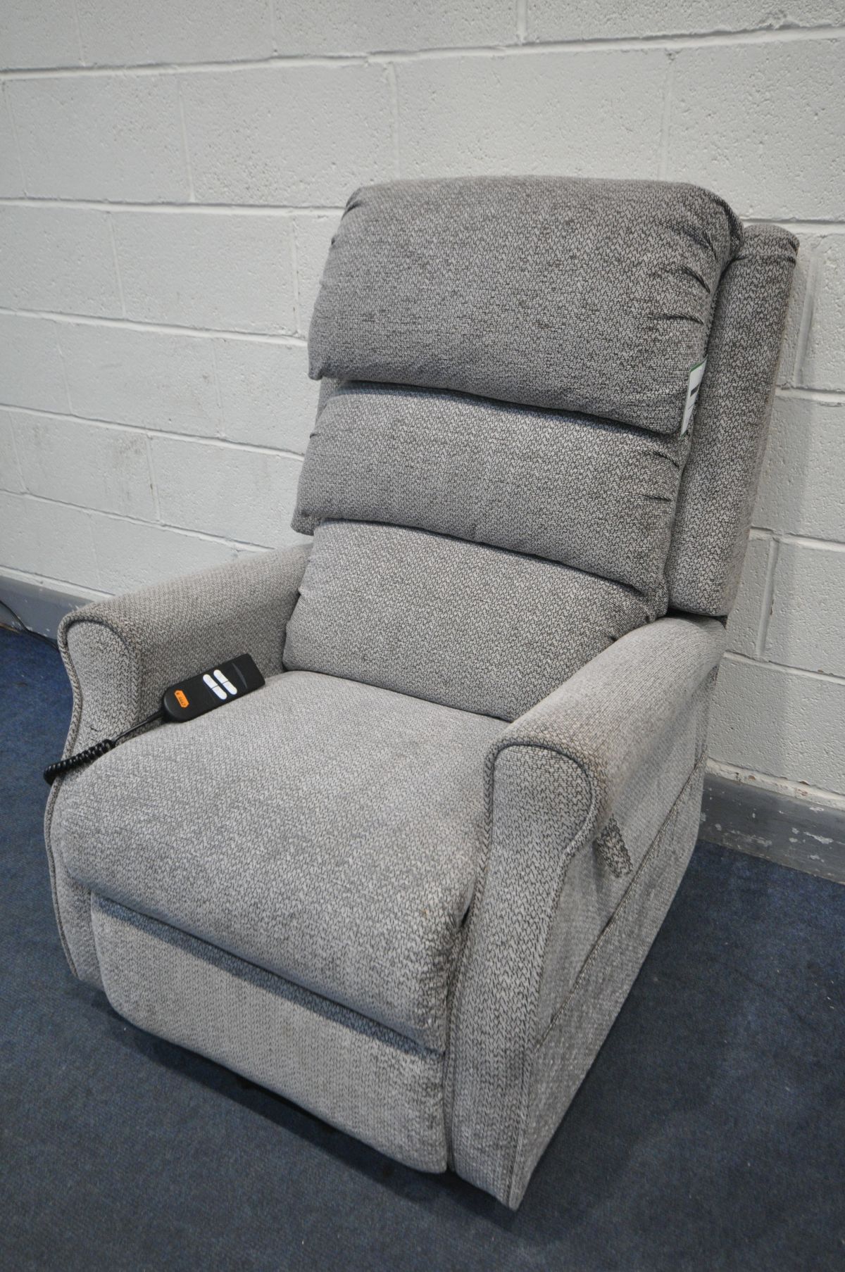AN ELECTRIC RISE AND RECLINE ARMCHAIR (PAT pass and working)