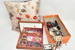 A JEWELLERY BOX WITH CONTENTS OF COSTUME JEWELLERY, a wooden jewellery box detailed to the lid
