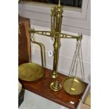 A SET OF BRASS AVERY SCALES TO WEIGH 2LB, complete with a set of weights, height approximately 59cm