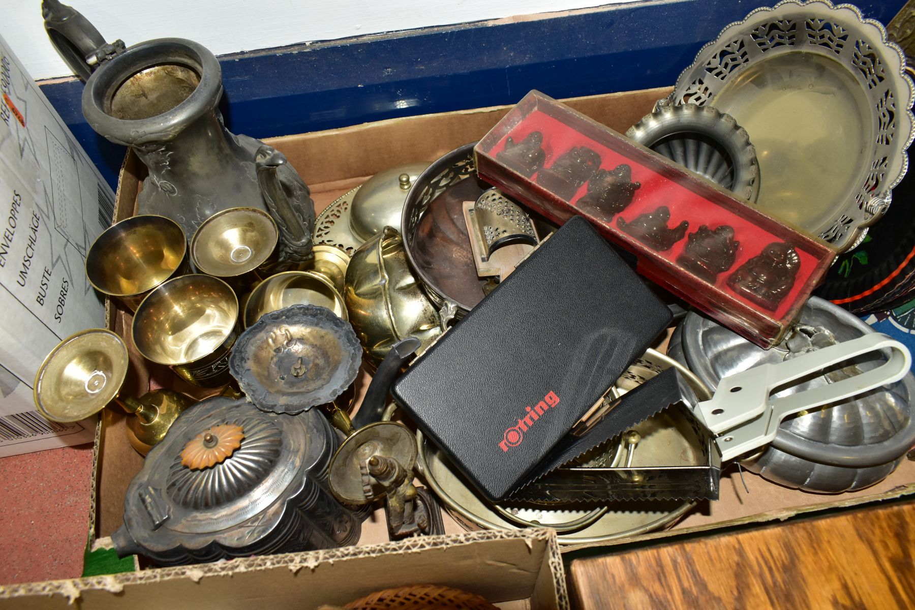 FOUR BOXES AND LOOSE METALWARES, PENCILS AND SUNDRY ITEMS, to include a large collection of pencils, - Image 6 of 7