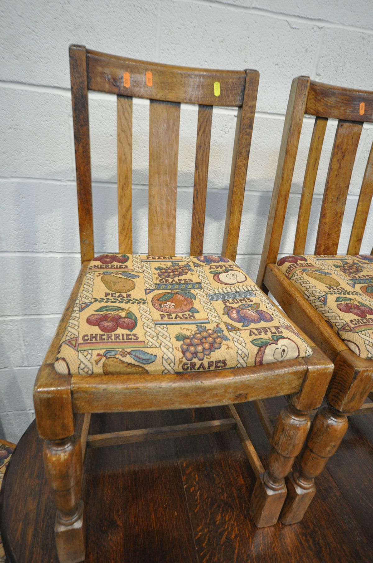 AN OAK BARLEY TWIST GATE LEG TABLE, open length 122cm x closed length 42cm x depth 89cm x height - Image 3 of 3