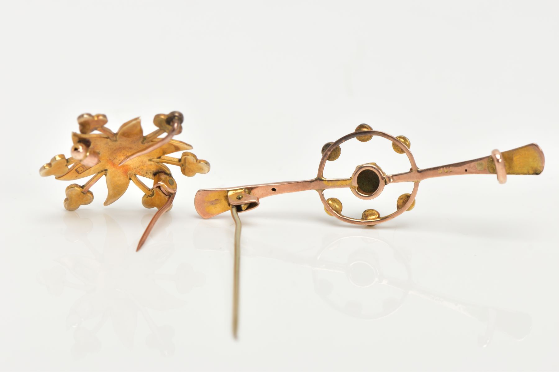 TWO EARLY 20TH CENTRURY GOLD BROOCHES, the first brooch of a yellow gold floral design, set with - Image 4 of 4