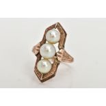 A YELLOW METAL CULTURED PEARL RING, mounted with three slightly graduated cultured pearls, within