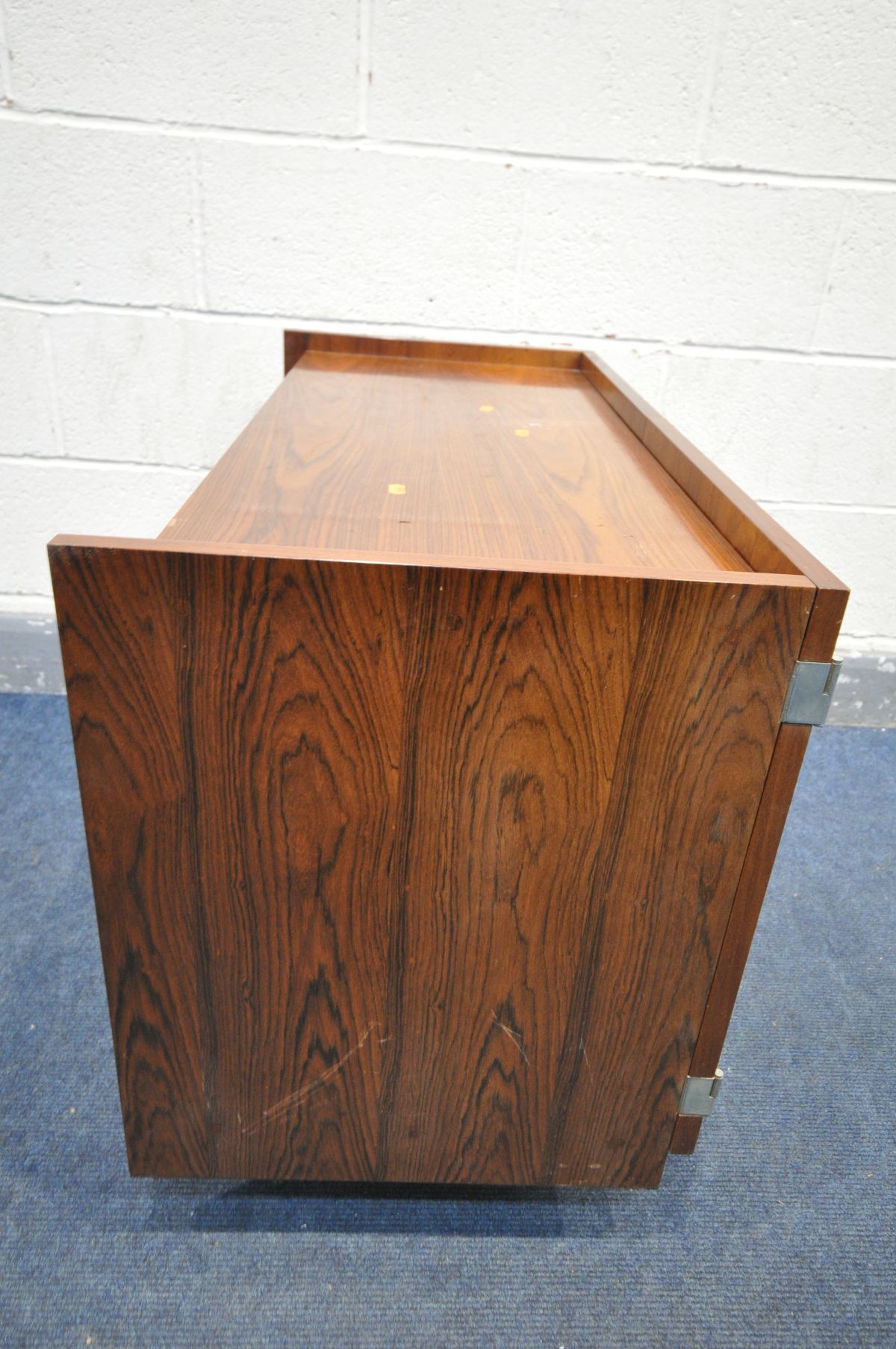 A DANISH 1960'S/70'S ROSEWOOD ROLLING TWO DOOR CABINET, unlabelled, width 91cm x depth 44cm x height - Image 4 of 4