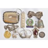 AN ASSORTMENT OF SILVER AND WHITE METAL JEWELLERY, to include a silver ingot, hallmarked