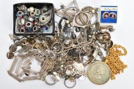 AN ASSORTMENT OF WHITE METAL JEWELLERY ITEMS, to include a charm bracelet and beads, a Wedgewood