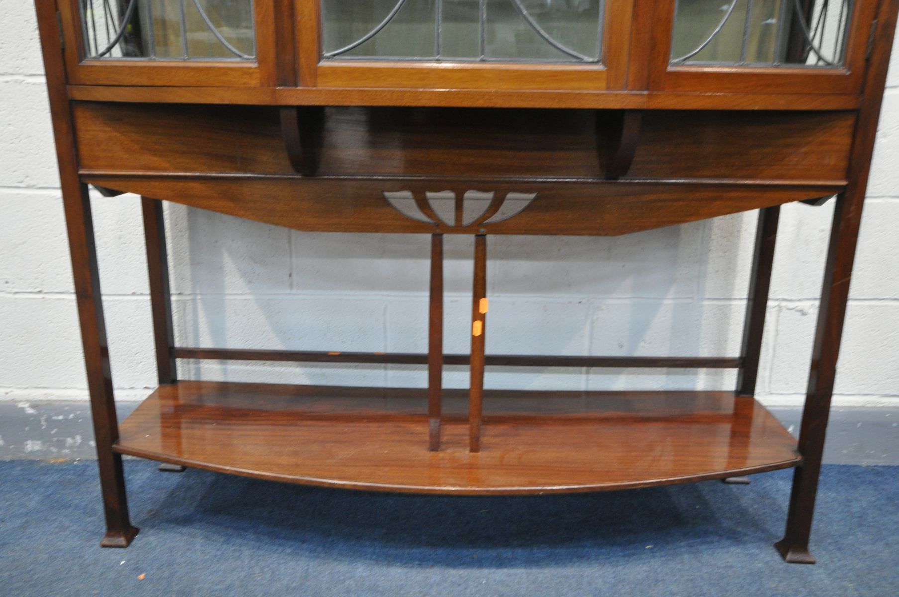 AN ARTS AND CRAFTS MAHOGANY DISPLAY CABINET, in the manner of Shapland and Petter of Barnstable, Art - Image 4 of 4