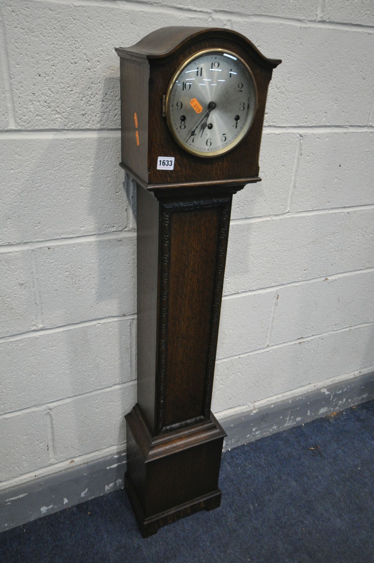 AN EARLY TO MID 20TH CENTURY OAK GRANDDAUGHTER CLOCK, height 127cm (winding key and pendulum)