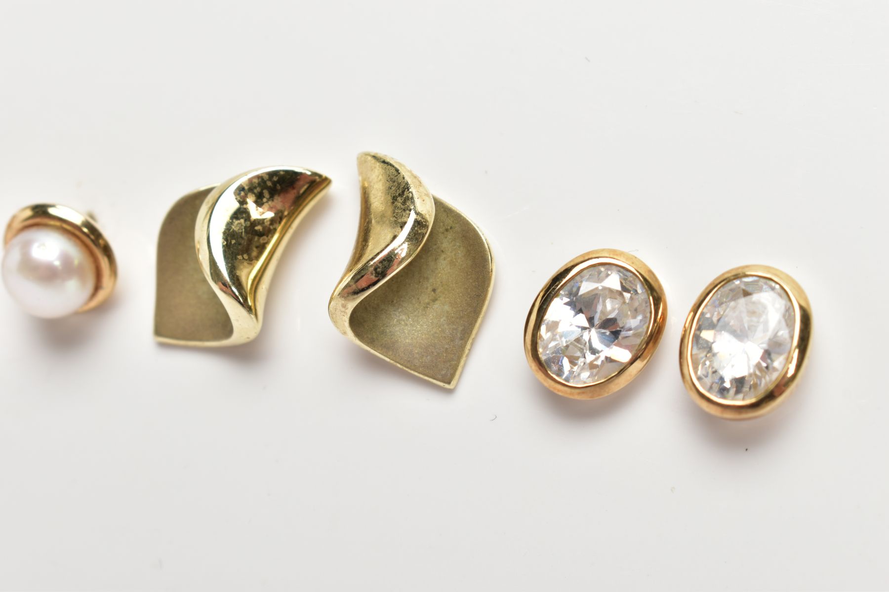 TWO PAIRS OF YELLOW METAL EARRINGS AND TWO SINGLE EARRINGS, to include a pair of twist shape - Image 2 of 4