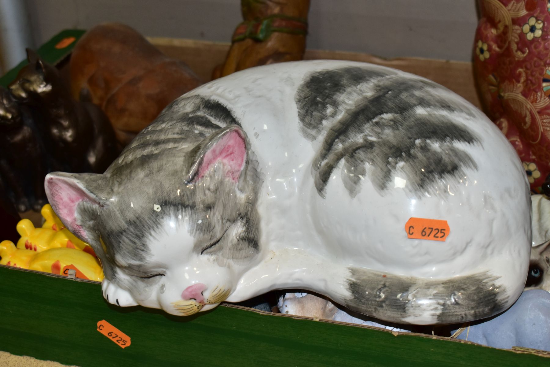 A BOX AND LOOSE OF CAT ORNAMENTS, including Beswick and Royal Doulton seal point cats, model numbers - Image 2 of 4