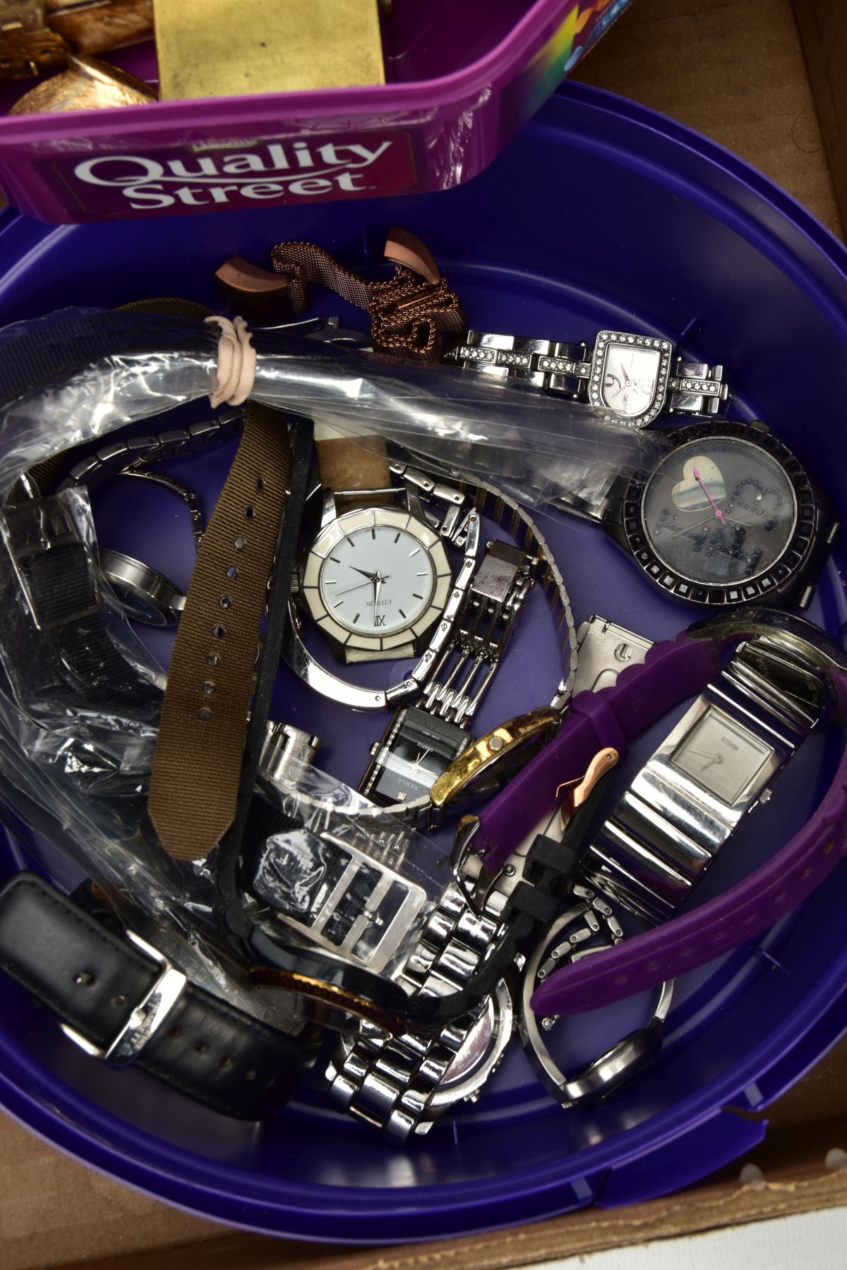 A LARGE QUANTITY OF LADIES AND GENTS WRISTWATCHES, mostly quartz movements, variety of styles and - Image 3 of 4