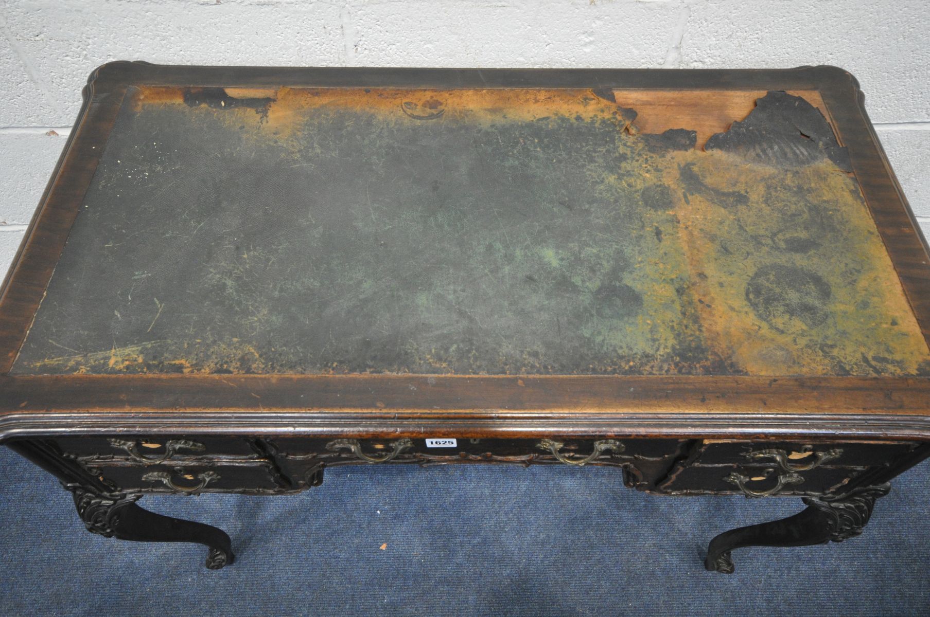 AN EARLY 20TH CENTURY FRENCH STYLE MAHOGANY LADIES DESK, with a distressed blue leather top, an - Image 4 of 4