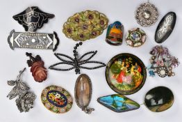 A BAG OF ASSORTED BROOCHES, to include a silver and black enamel brooch detailing a landscape