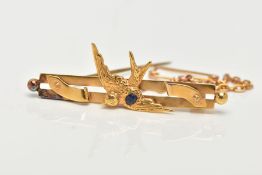 AN EARLY 20TH CENTURY, 15CT GOLD SWALLOW BROOCH, the realistically stylised swallow set with an oval